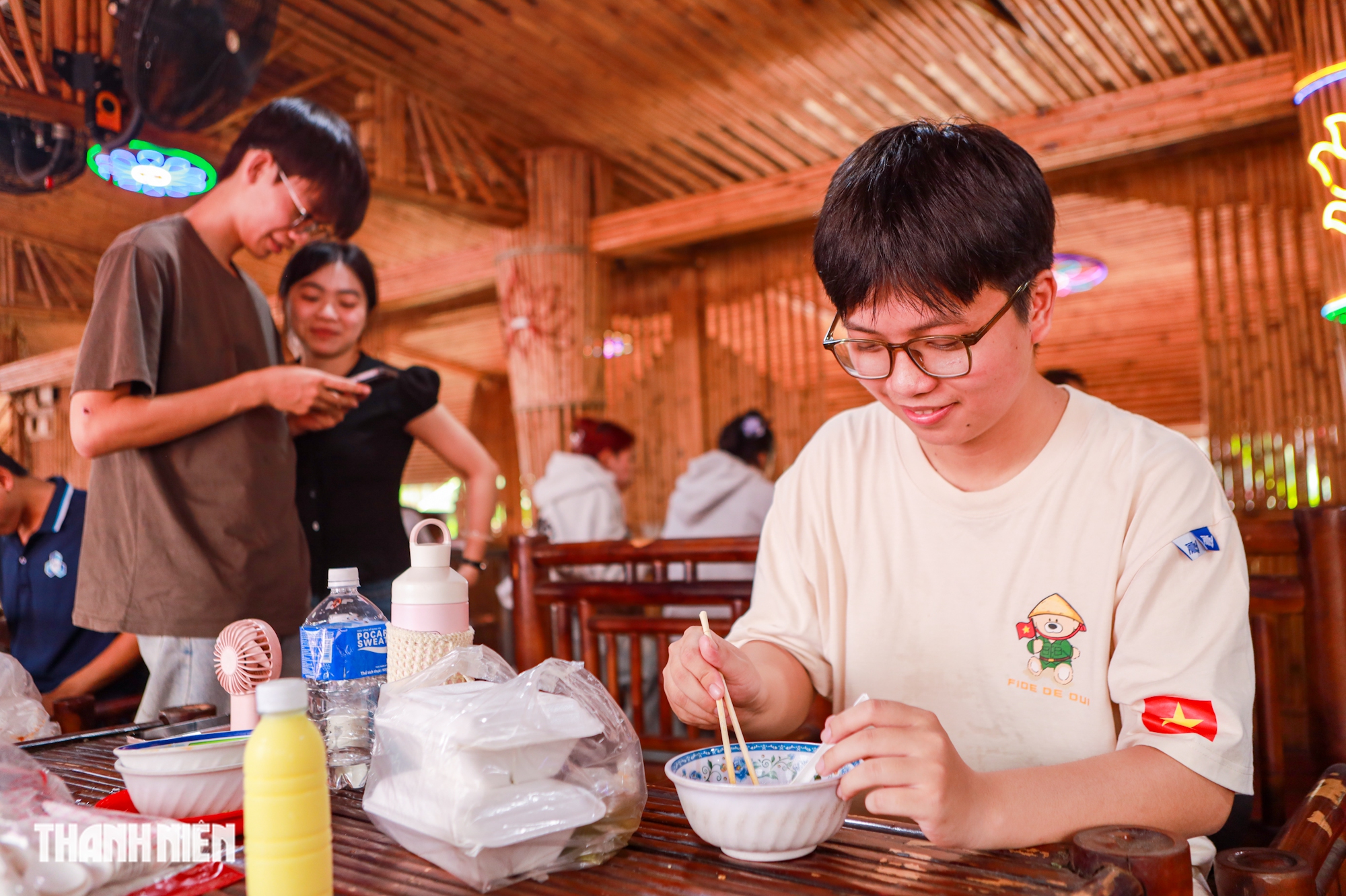 Chen ch&acirc;n nối d&agrave;i h&agrave;ng chục m&eacute;t ăn buffet chay 0 đồng - Ảnh 8.