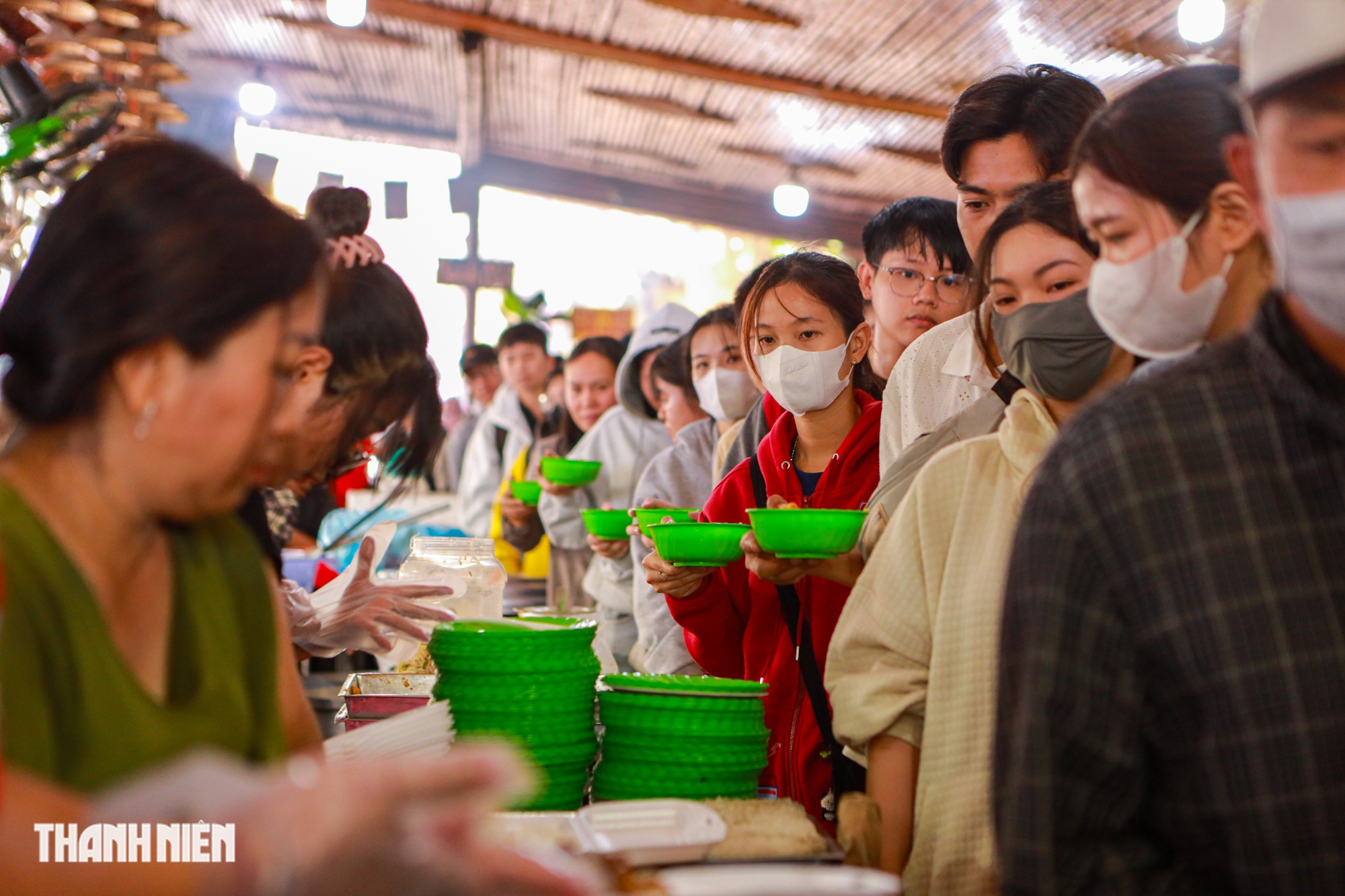 Chen ch&acirc;n nối d&agrave;i h&agrave;ng chục m&eacute;t ăn buffet chay 0 đồng - Ảnh 12.