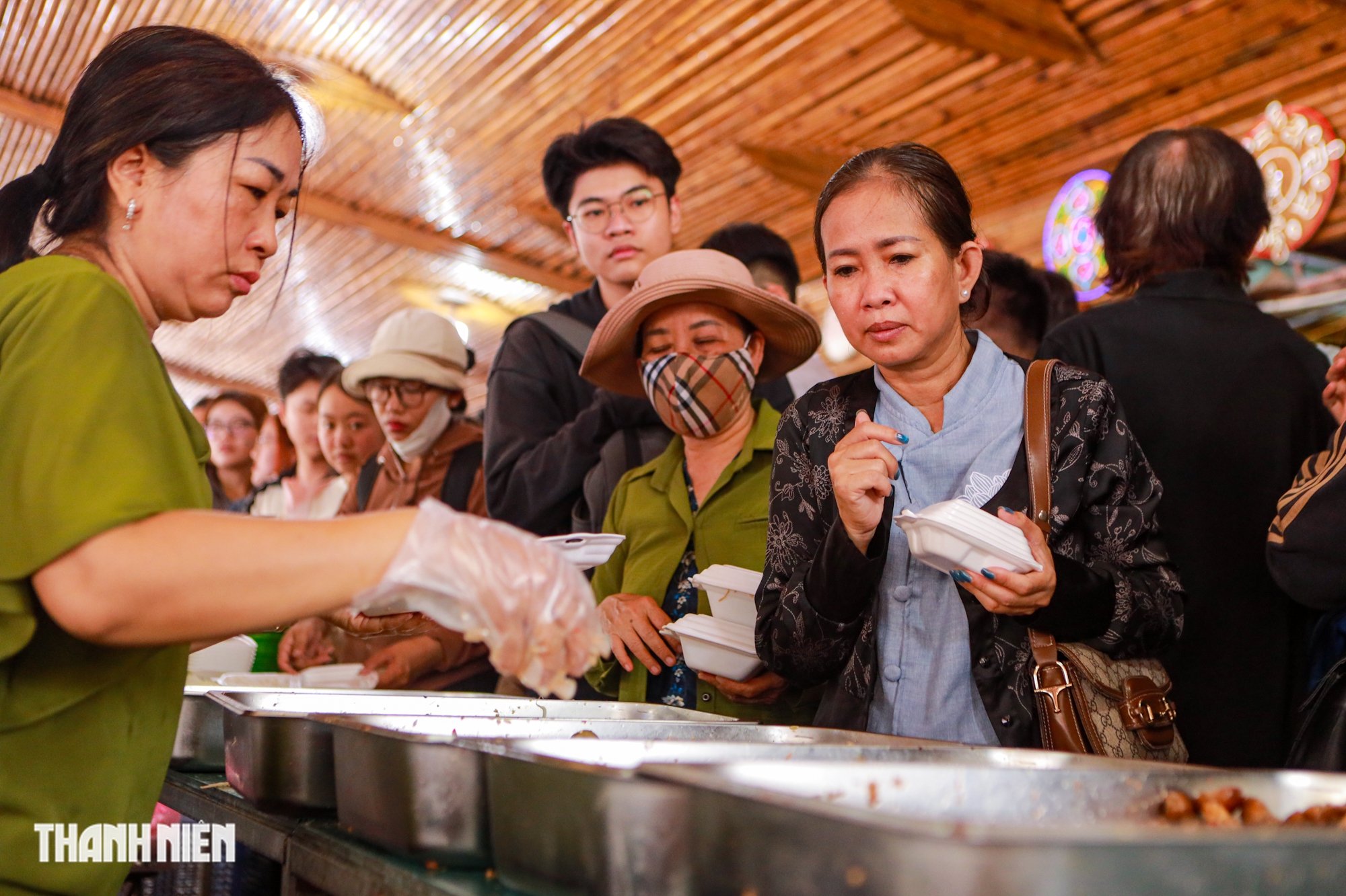 Chen ch&acirc;n nối d&agrave;i h&agrave;ng chục m&eacute;t ăn buffet chay 0 đồng - Ảnh 5.