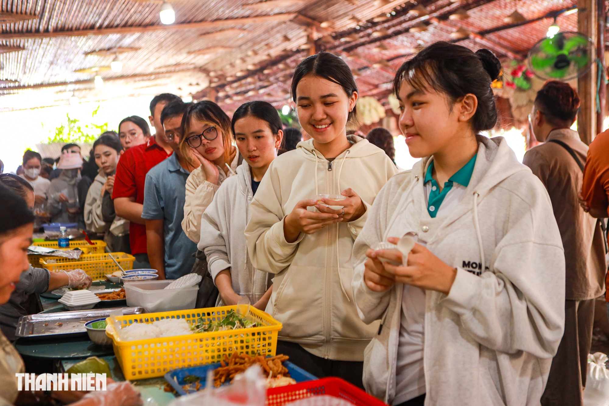 Chen ch&acirc;n nối d&agrave;i h&agrave;ng chục m&eacute;t ăn buffet chay 0 đồng - Ảnh 2.
