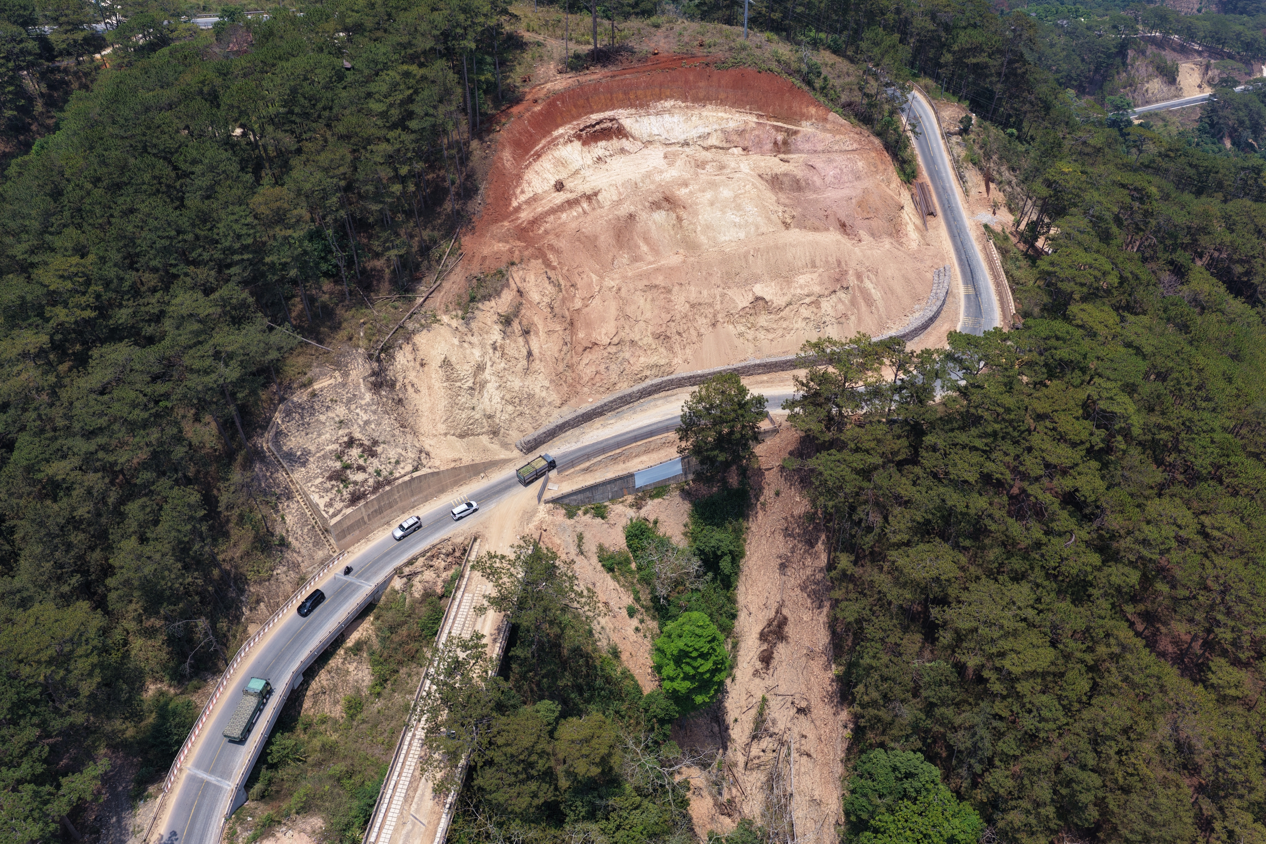 Đèo D'Ran nối Đà Lạt - Phan Rang: Vì sao ngổn ngang sau sạt lở 6 tháng? - Ảnh 1.