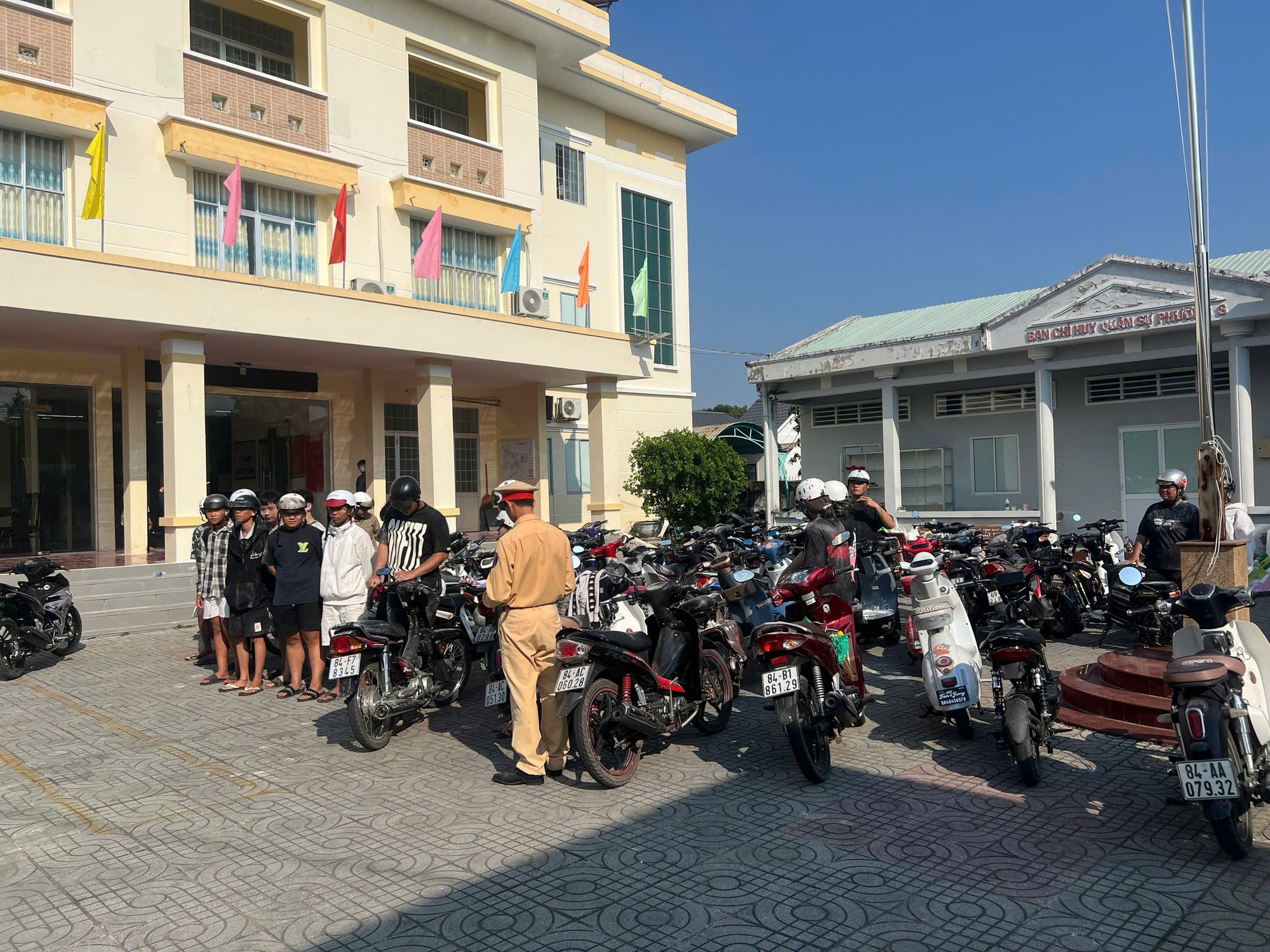 CSGT Vĩnh Long mời làm việc nhóm người chạy xe máy chọi bột vào người đi đường- Ảnh 2.