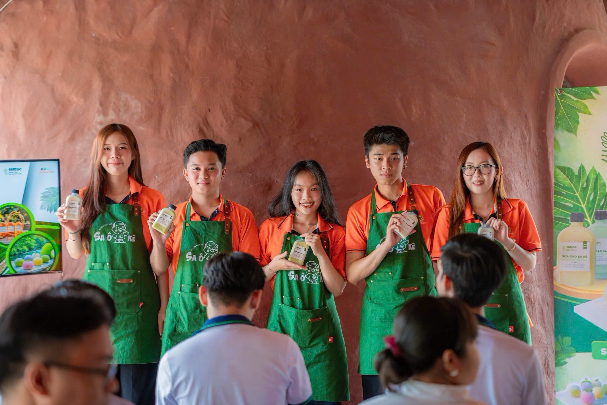Sinh vi&ecirc;n l&agrave;m c&aacute;c thức uống hấp dẫn từ sa k&ecirc; - Ảnh 1.