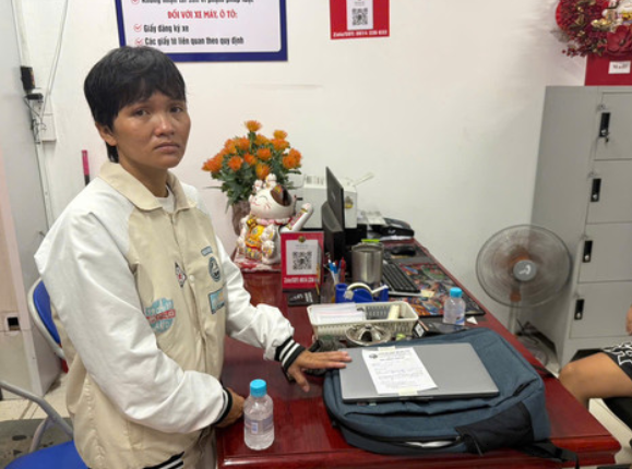  Nữ giúp việc cắt điện, tắt camera trộm 20 laptop công ty mang đi cầm - Ảnh 1.