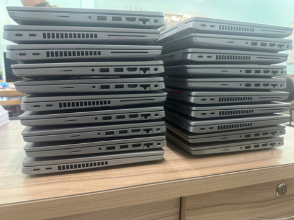  Nữ giúp việc cắt điện, tắt camera trộm 20 laptop công ty mang đi cầm - Ảnh 2.