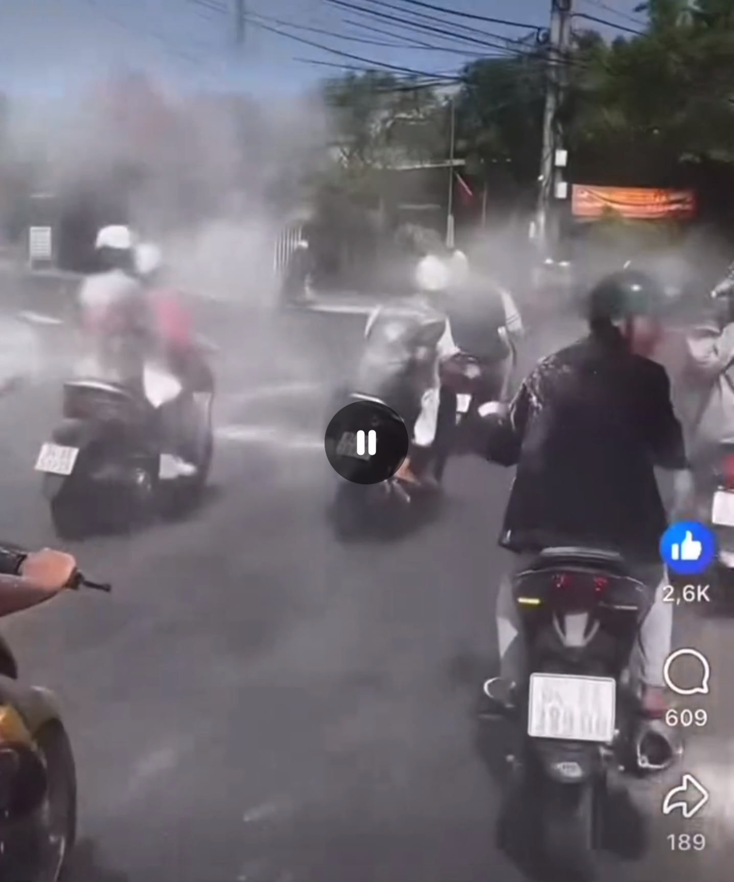 CSGT Vĩnh Long mời làm việc nhóm người chạy xe máy chọi bột vào người đi đường- Ảnh 1.