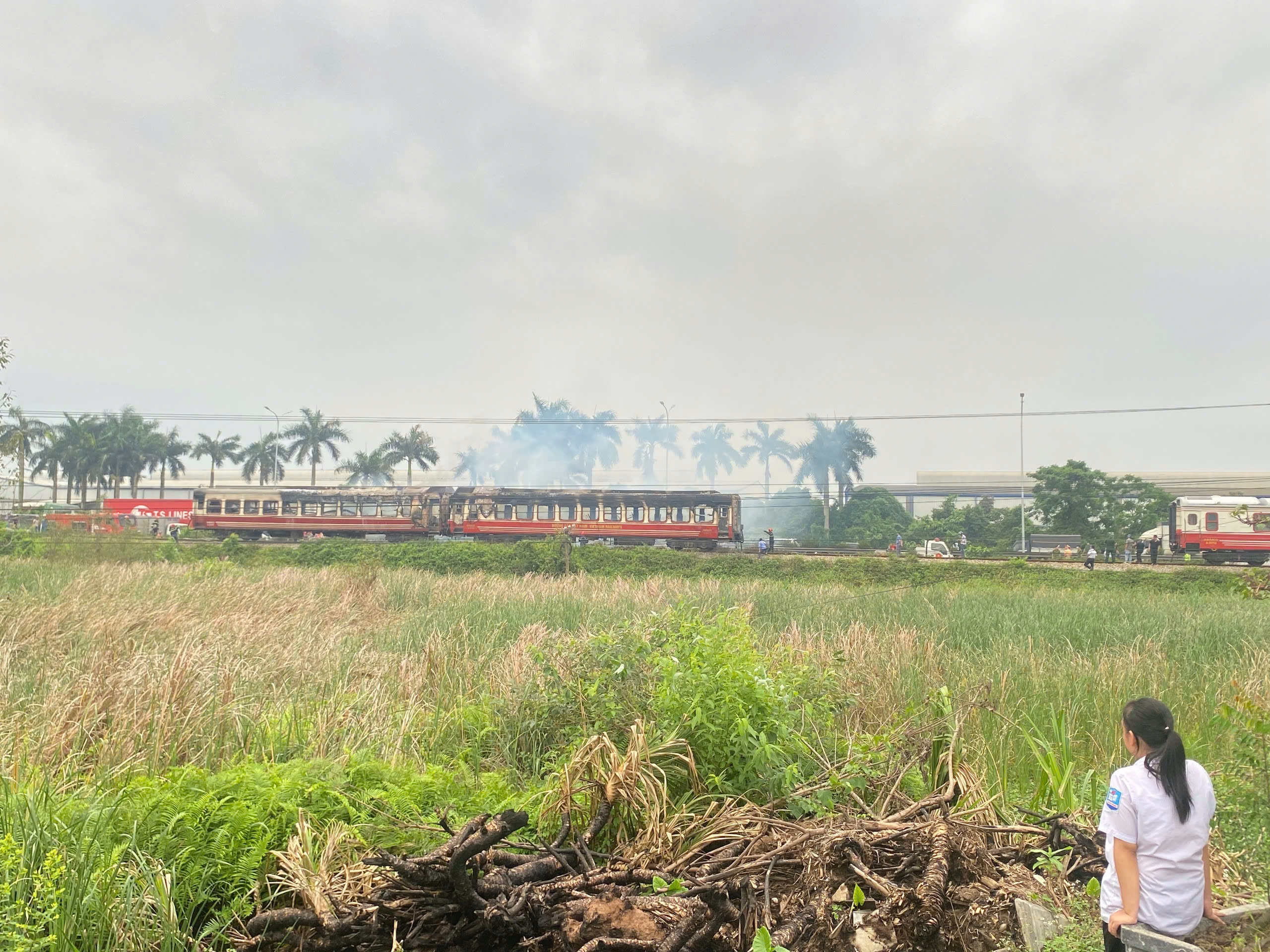 Tàu khách Hải Phòng - Hà Nội bất ngờ bốc cháy, 2 toa bị thiêu rụi- Ảnh 2.
