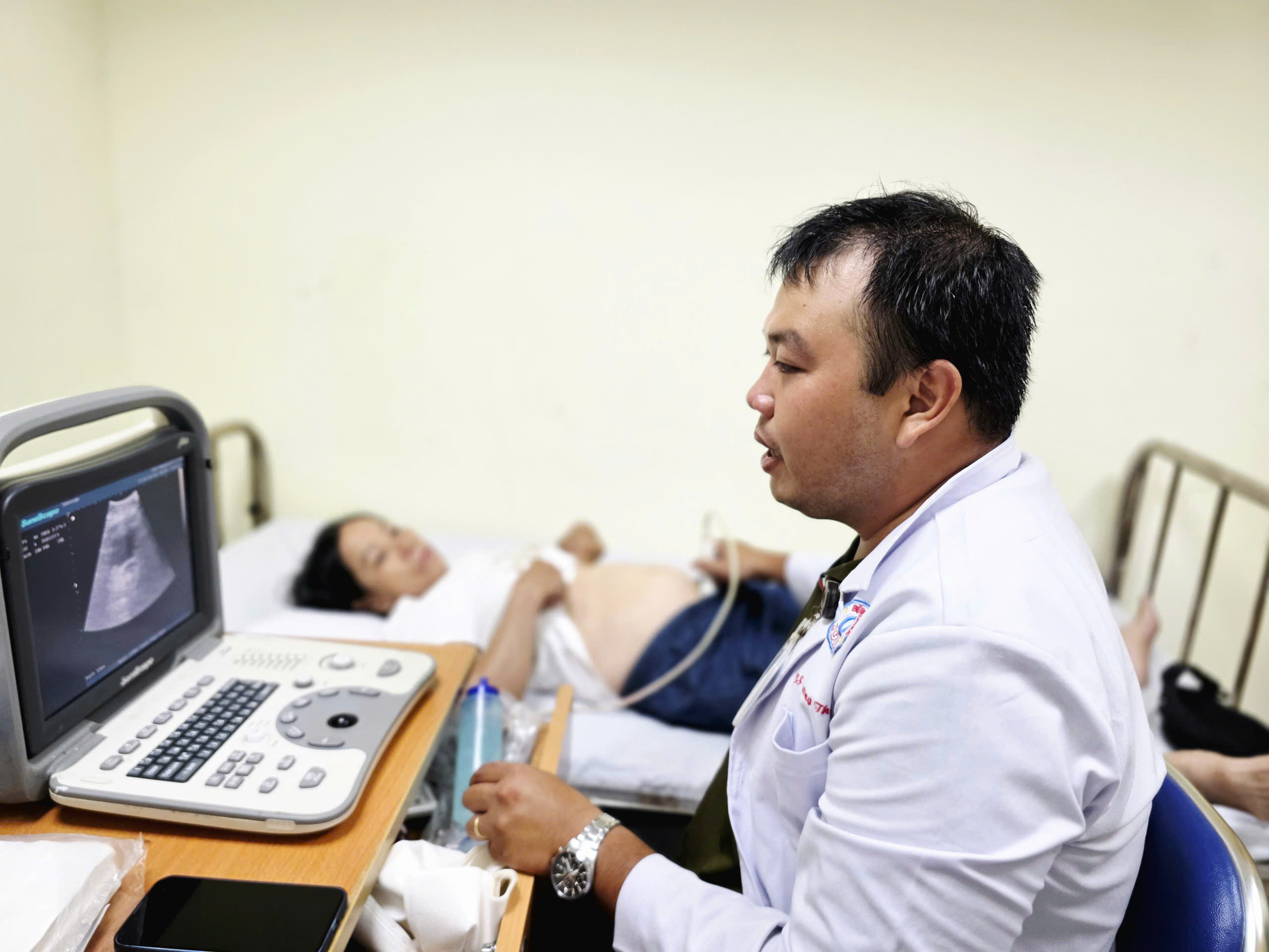 Người d&acirc;n TP.HCM x&uacute;c động khi được kh&aacute;m sức khỏe miễn ph&iacute;: &lsquo;Qu&yacute; gi&aacute; v&ocirc; c&ugrave;ng&rsquo; - Ảnh 6.