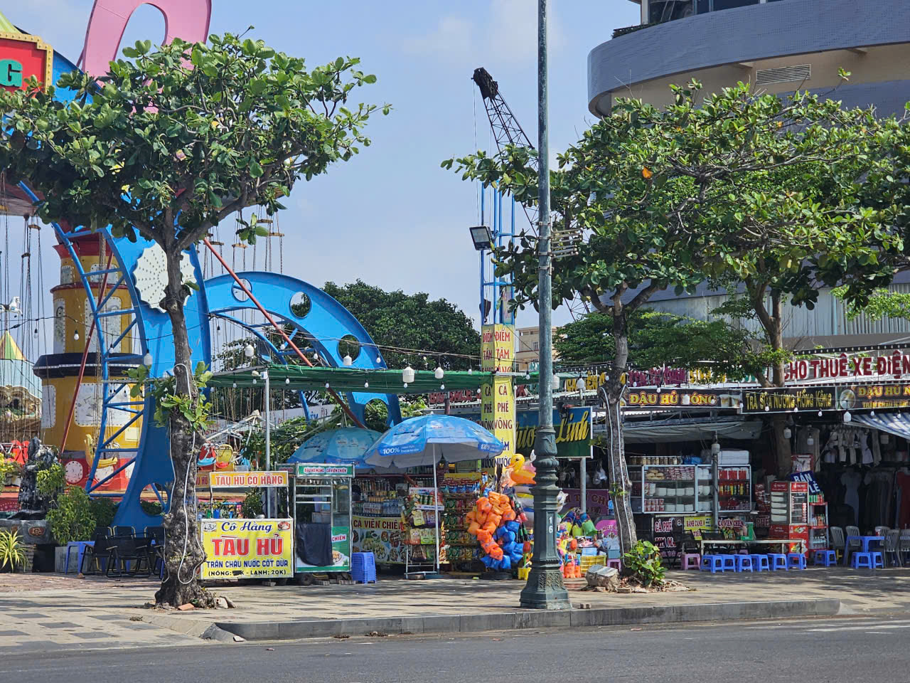 Công ty giải trí xây dựng hàng loạt kios, quán ăn trái phép ở Bãi Sau - Ảnh 3.