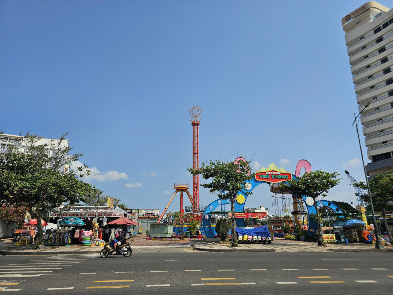 Công ty giải trí xây dựng hàng loạt kios, quán ăn trái phép ở Bãi Sau - Ảnh 2.