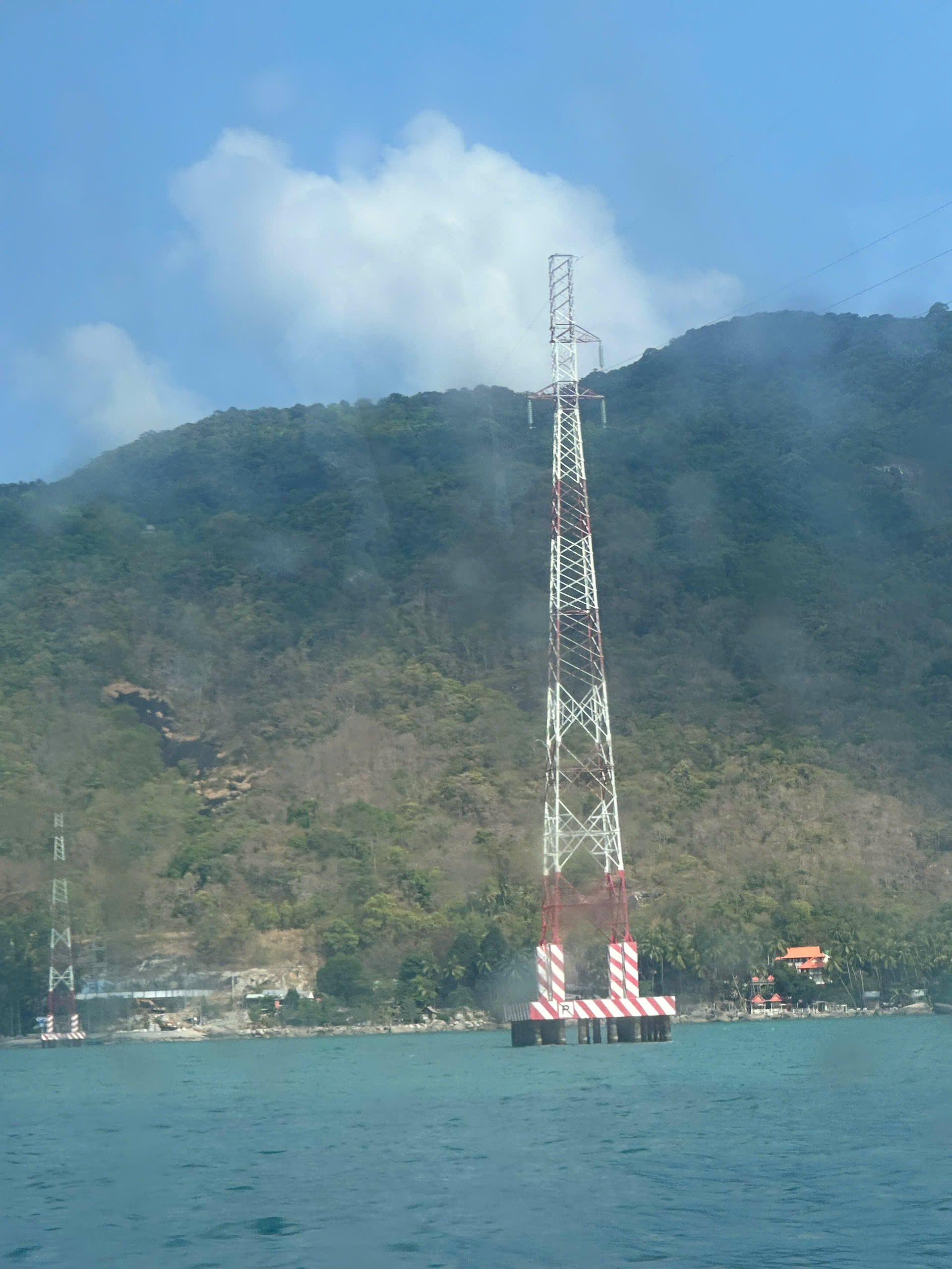 Sau đảo Lại Sơn, Điện lực miền Nam sẽ kéo xây trạm đưa điện ra Nam Du - Ảnh 2.