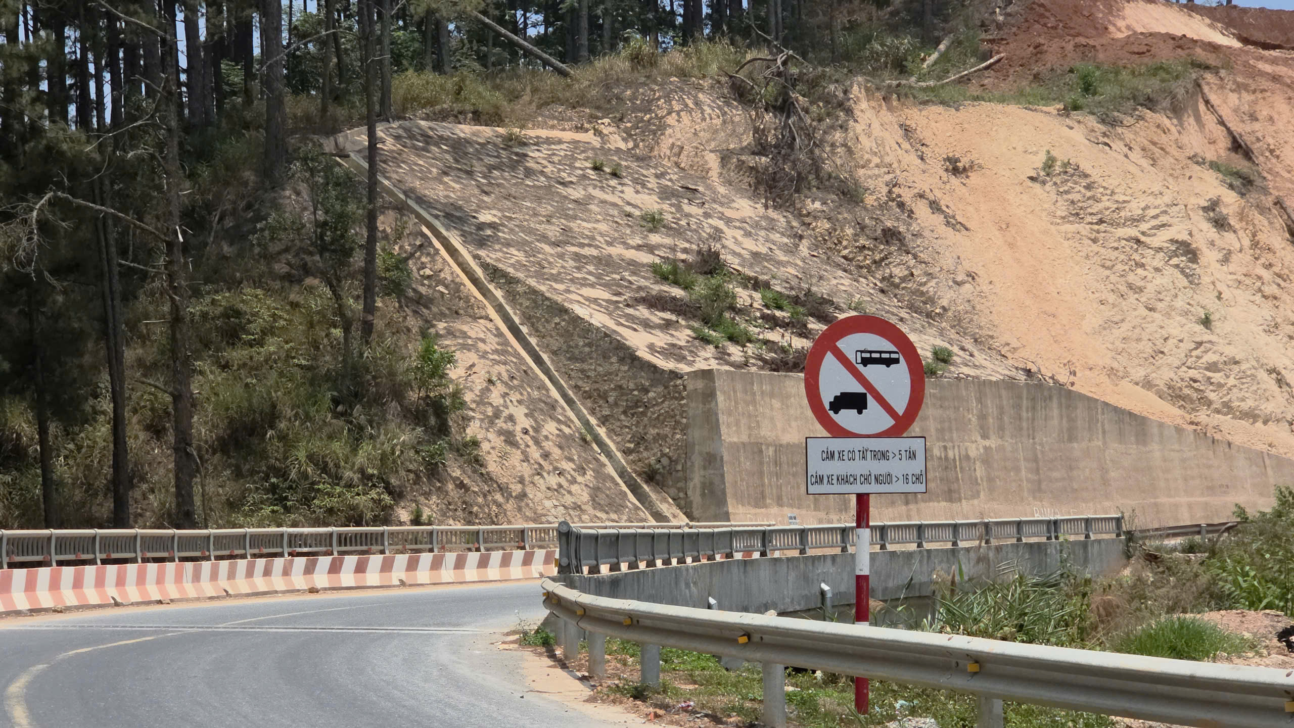 Đèo D'Ran nối Đà Lạt - Phan Rang: Vì sao ngổn ngang sau sạt lở 6 tháng? - Ảnh 9.