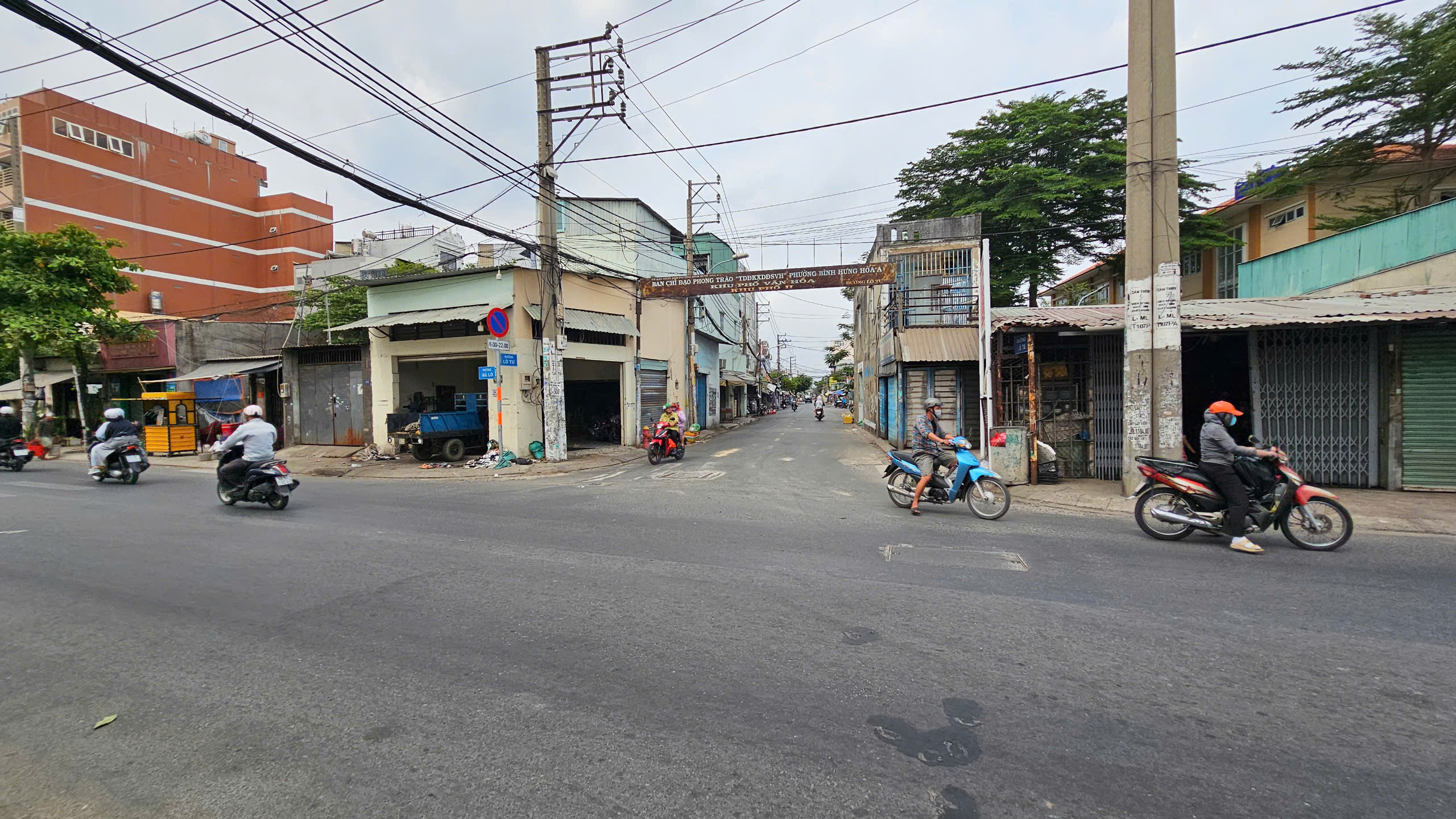 Xác minh clip người mặc áo xe ôm công nghệ dùng hung khí đánh người trên đường - Ảnh 1.