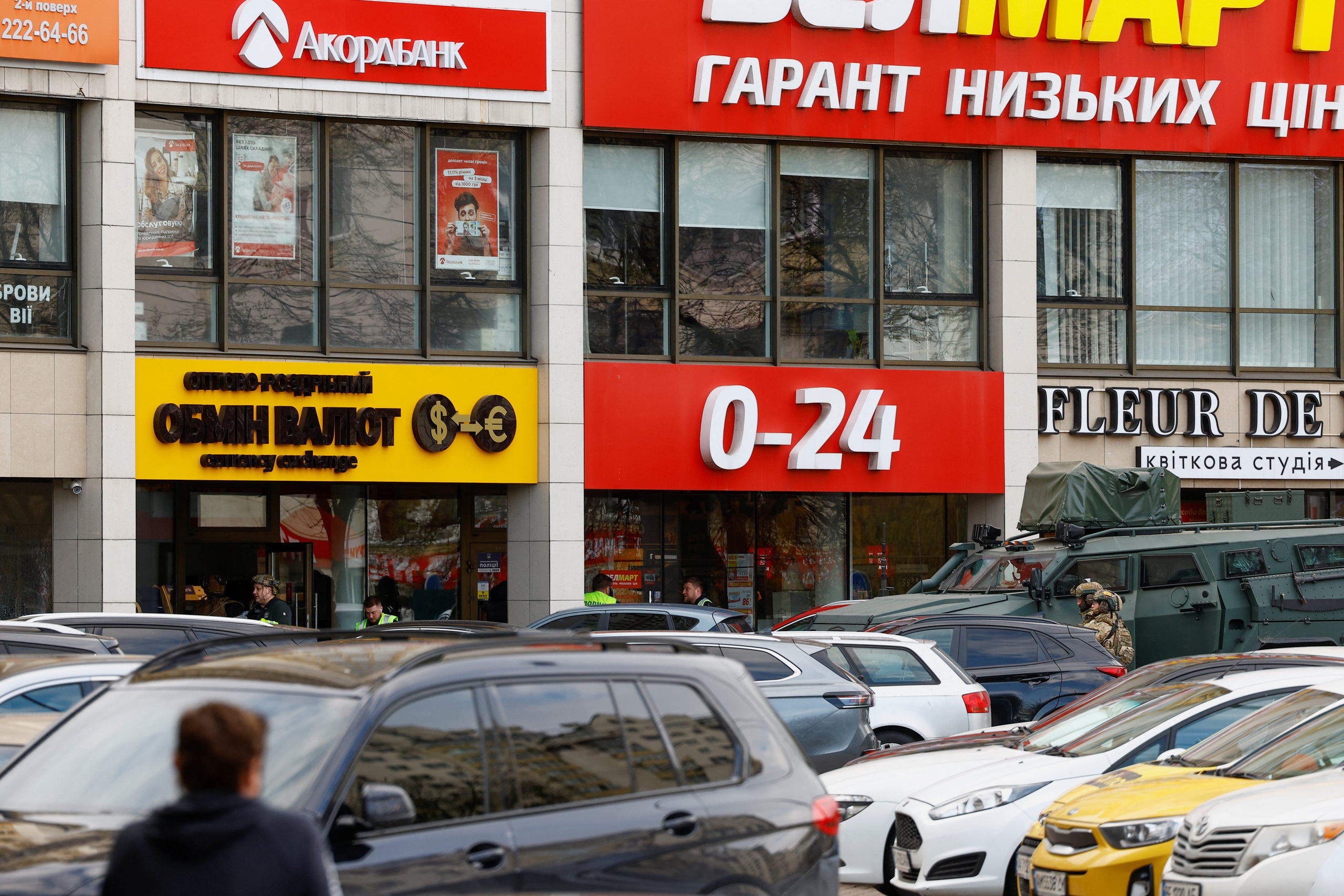 Xả súng chết người tại Kyiv, nghi phạm đang cố thủ trong siêu thị- Ảnh 1.