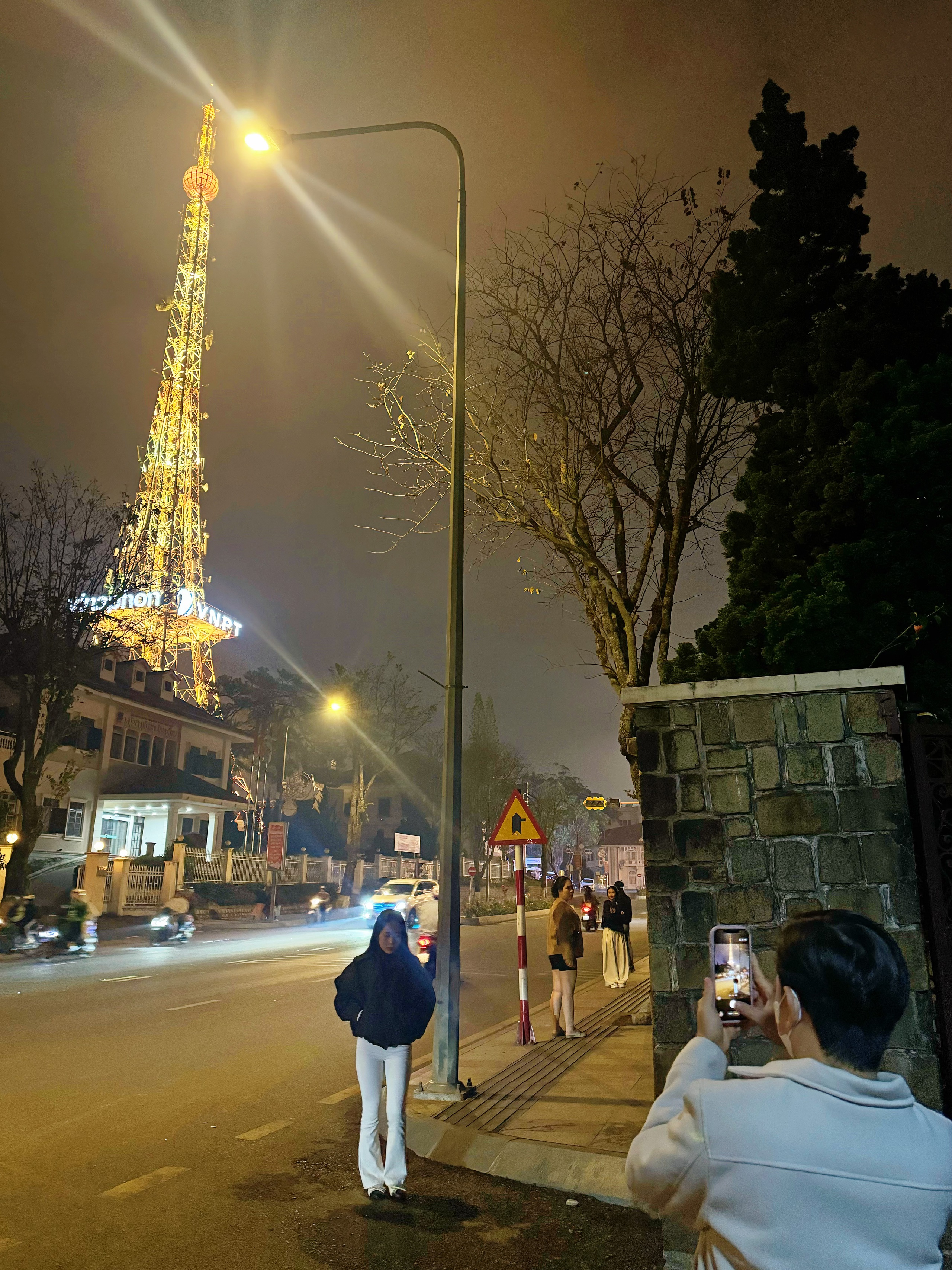 Bạn trẻ rủ nhau &lsquo;săn&rsquo; ảnh &lsquo;th&aacute;p Eiffel&rsquo; giữa l&ograve;ng Đ&agrave; Lạt  - Ảnh 6.
