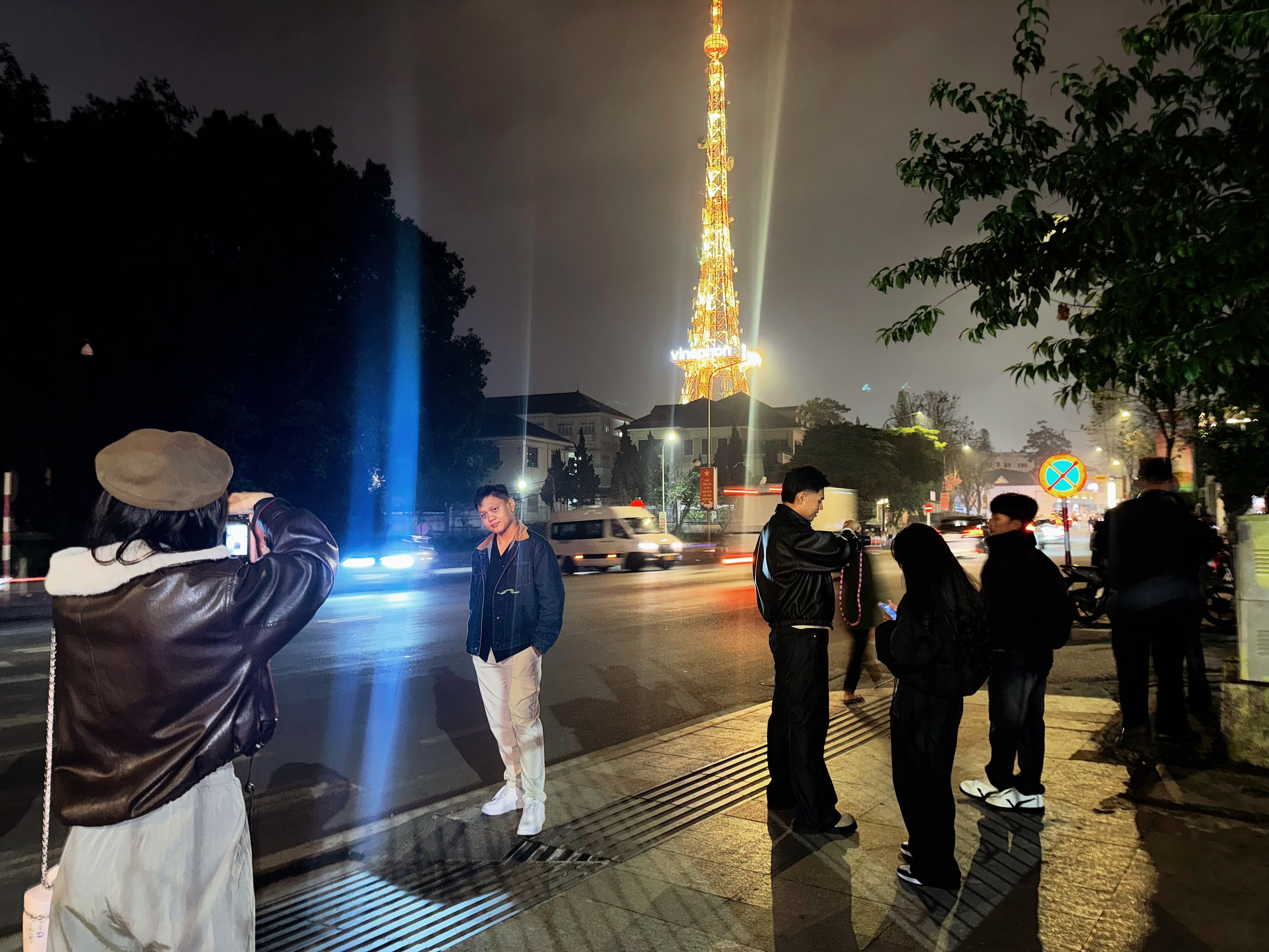 Bạn trẻ rủ nhau &lsquo;săn&rsquo; ảnh &lsquo;th&aacute;p Eiffel&rsquo; giữa l&ograve;ng Đ&agrave; Lạt  - Ảnh 1.