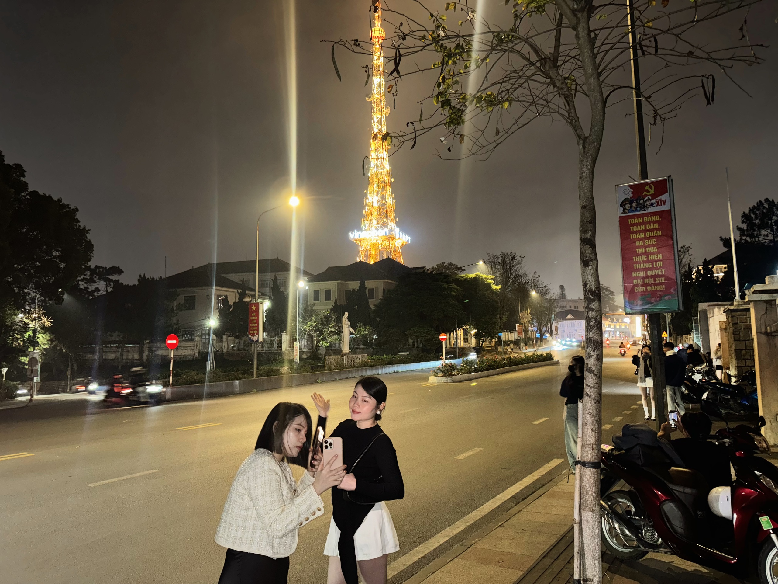 Bạn trẻ rủ nhau &lsquo;săn&rsquo; ảnh &lsquo;th&aacute;p Eiffel&rsquo; giữa l&ograve;ng Đ&agrave; Lạt  - Ảnh 4.