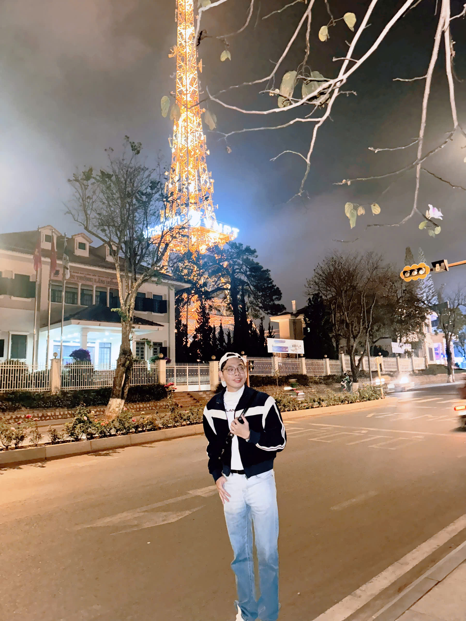 Bạn trẻ rủ nhau &lsquo;săn&rsquo; ảnh &lsquo;th&aacute;p Eiffel&rsquo; giữa l&ograve;ng Đ&agrave; Lạt  - Ảnh 5.