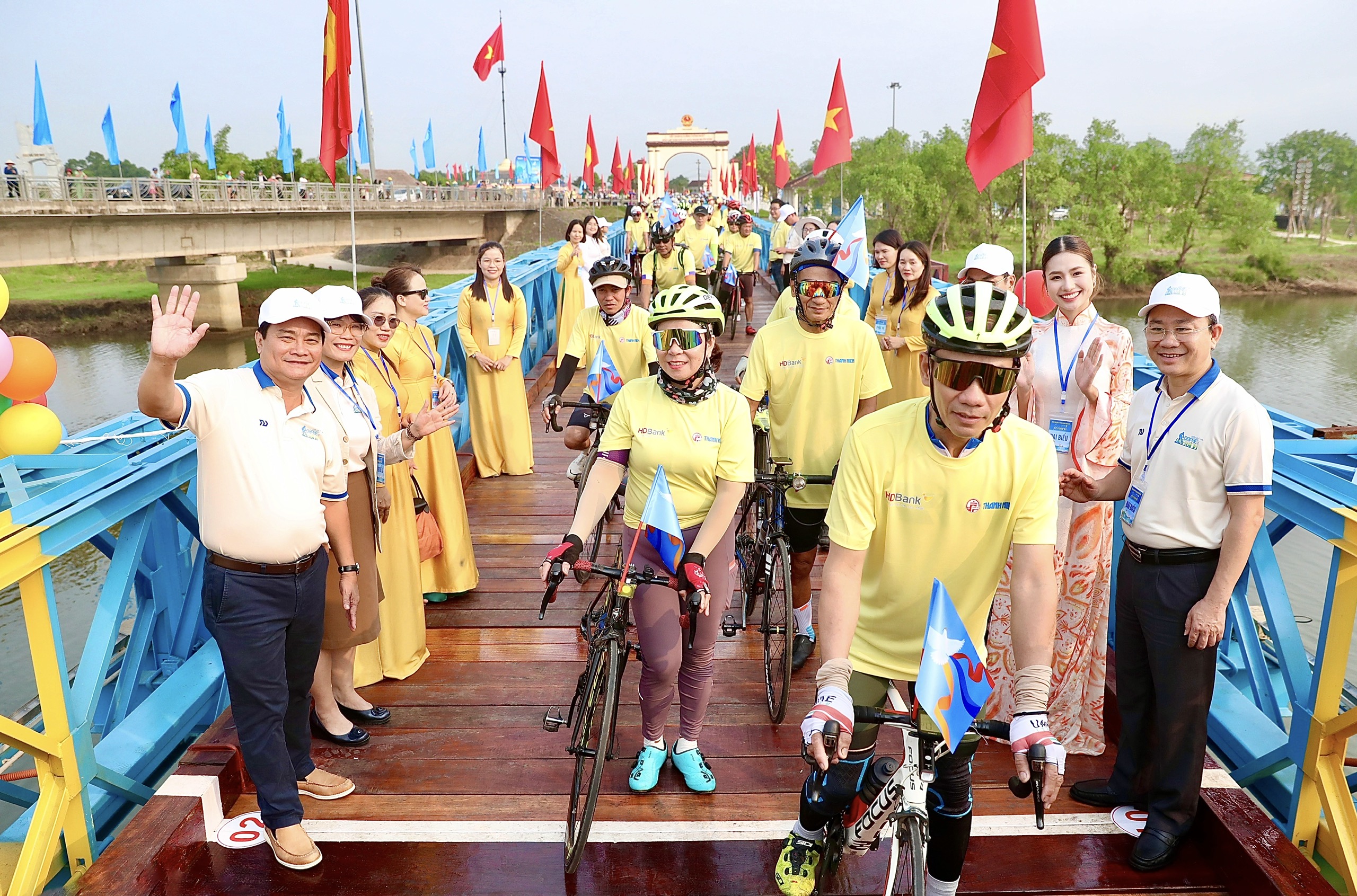 Đạp xe qua miền k&yacute; ức chiến tranh, gửi th&ocirc;ng điệp h&ograve;a b&igrave;nh ra thế giới- Ảnh 2.