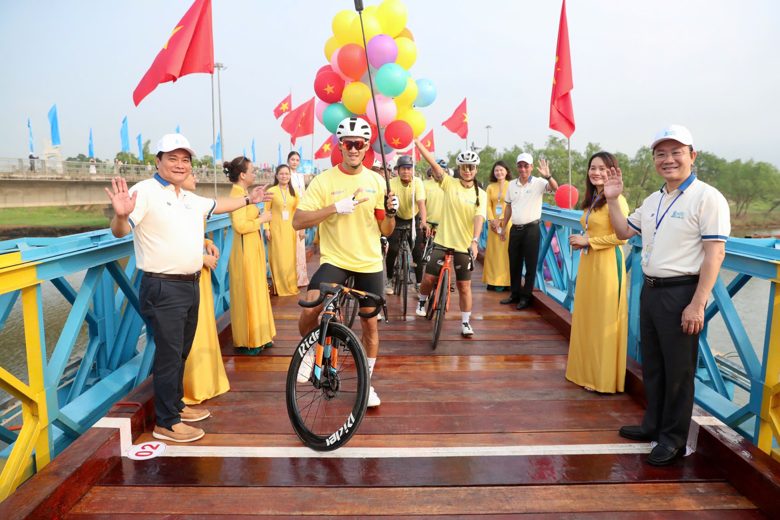 Đạp xe qua miền k&yacute; ức chiến tranh, gửi th&ocirc;ng điệp h&ograve;a b&igrave;nh ra thế giới- Ảnh 6.