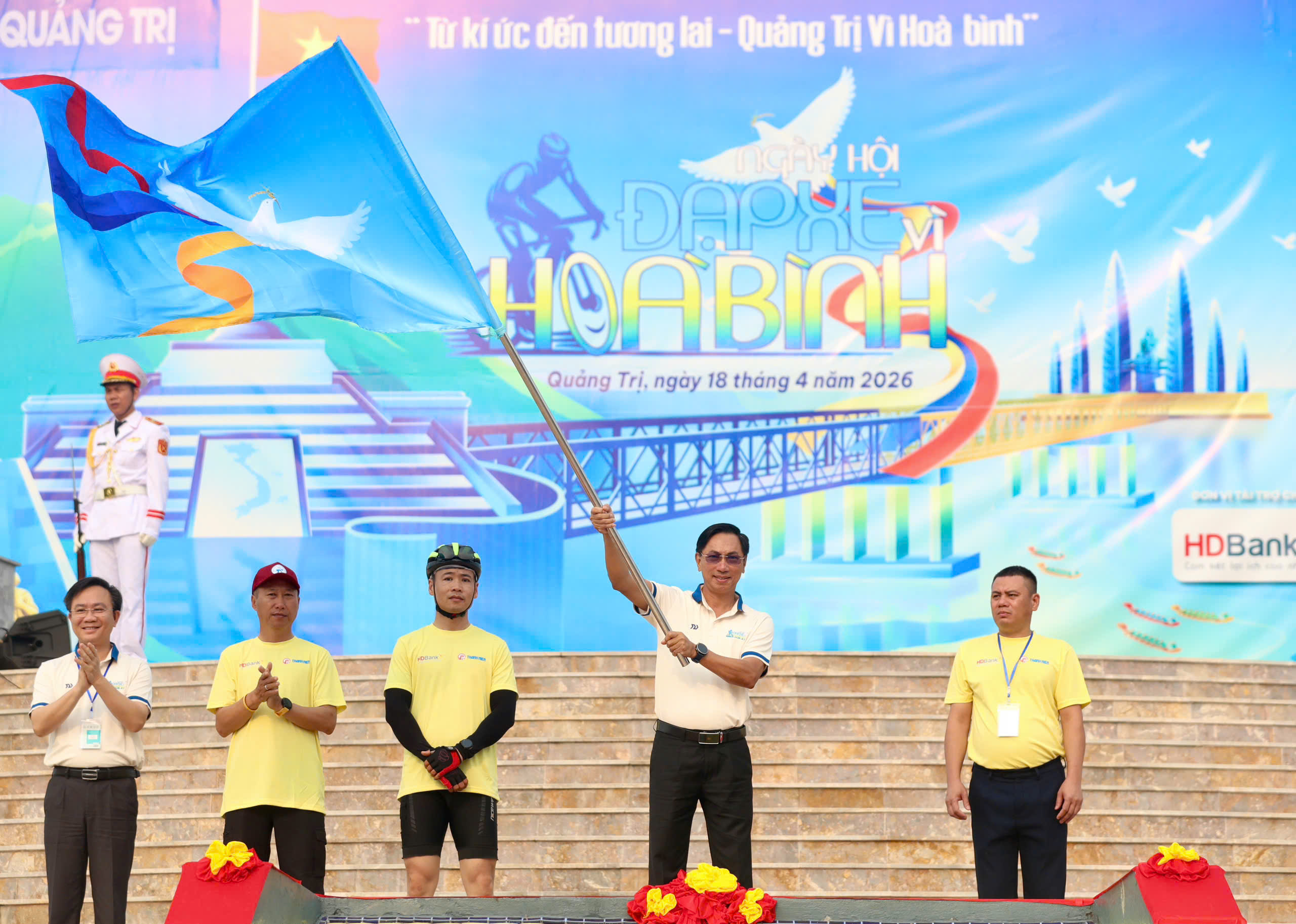 Đạp xe qua miền k&yacute; ức chiến tranh, gửi th&ocirc;ng điệp h&ograve;a b&igrave;nh ra thế giới- Ảnh 1.