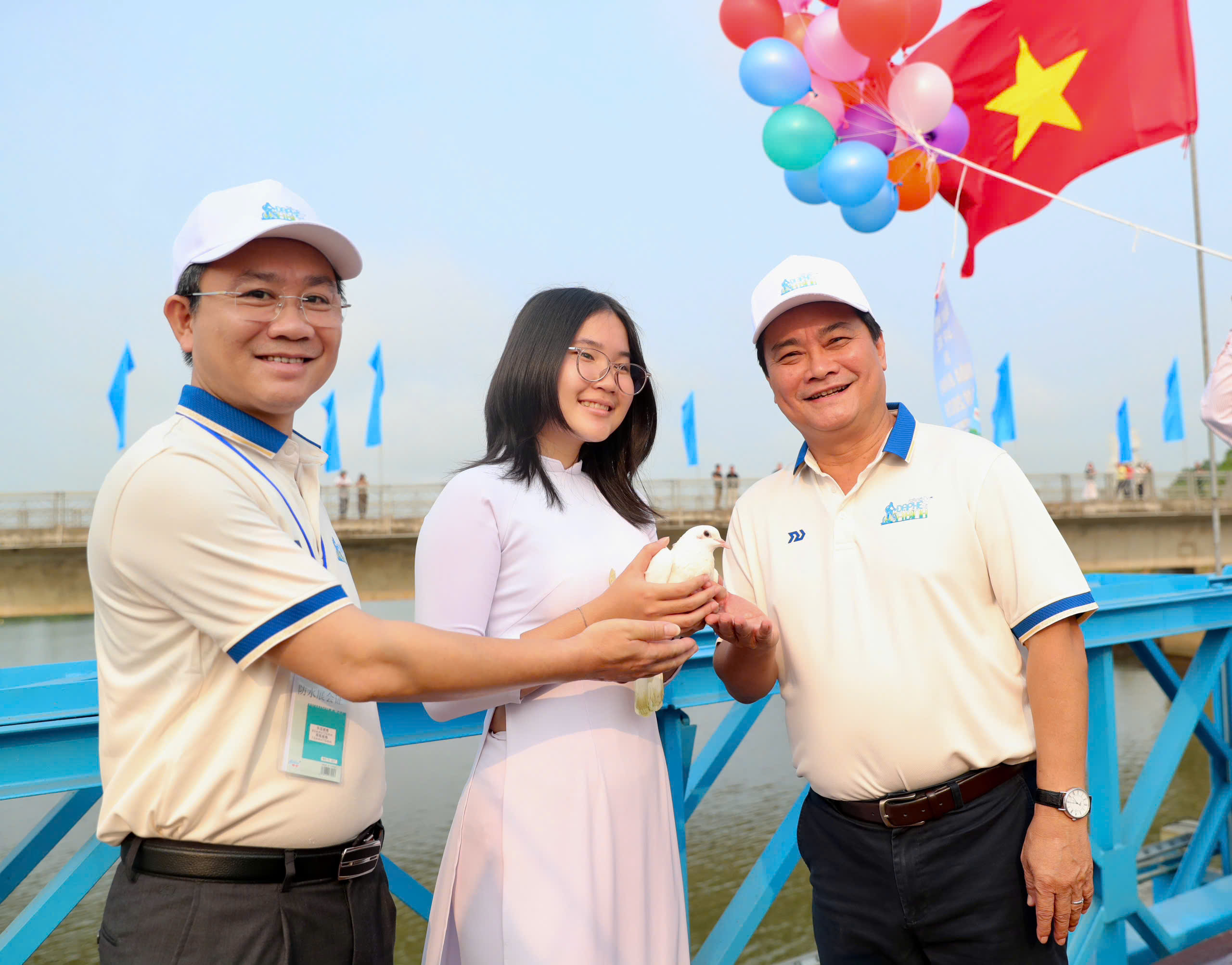 Đạp xe qua miền k&yacute; ức chiến tranh, gửi th&ocirc;ng điệp h&ograve;a b&igrave;nh ra thế giới- Ảnh 5.