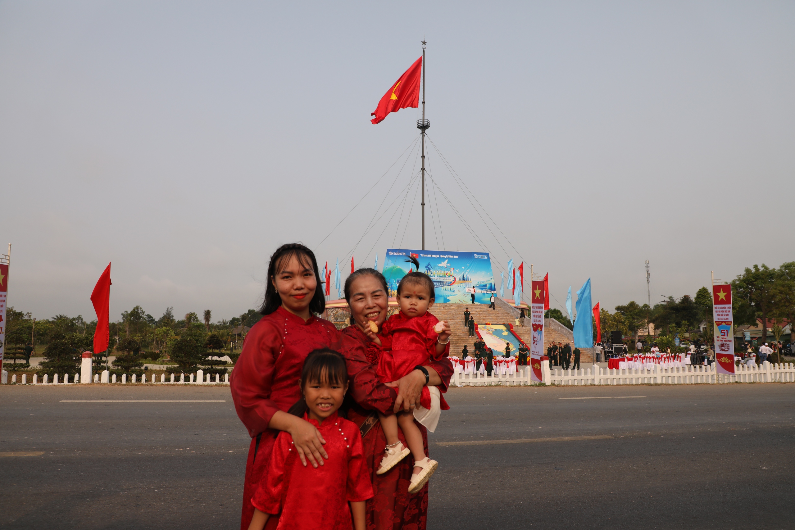 Đạp xe qua miền k&yacute; ức chiến tranh, gửi th&ocirc;ng điệp h&ograve;a b&igrave;nh ra thế giới- Ảnh 8.