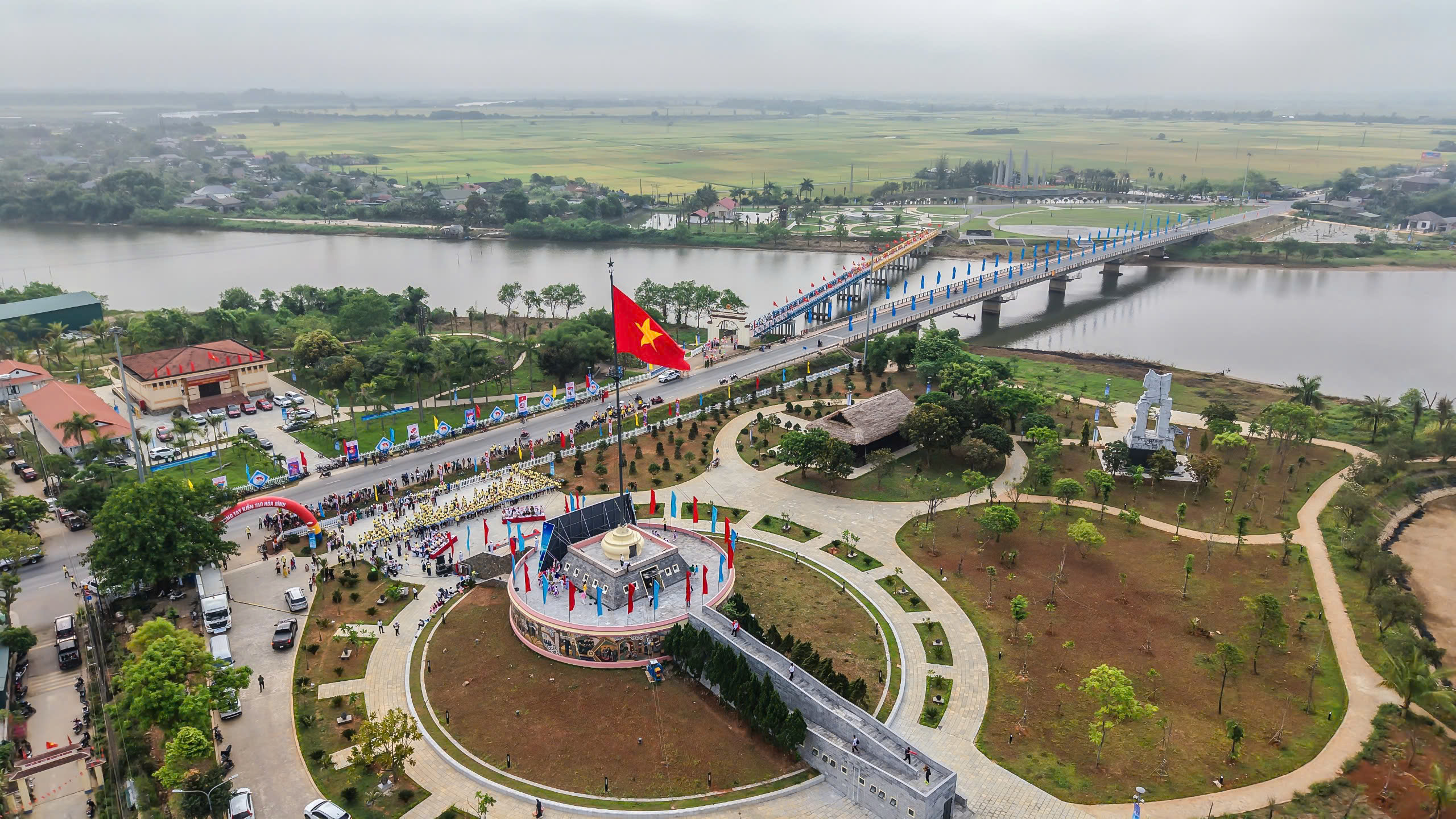 Đạp xe qua miền k&yacute; ức chiến tranh, gửi th&ocirc;ng điệp h&ograve;a b&igrave;nh ra thế giới- Ảnh 7.