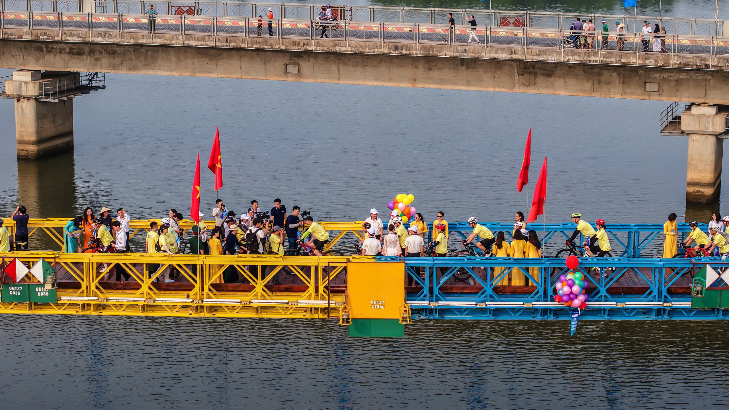 Đạp xe qua miền k&yacute; ức chiến tranh, gửi th&ocirc;ng điệp h&ograve;a b&igrave;nh ra thế giới- Ảnh 9.