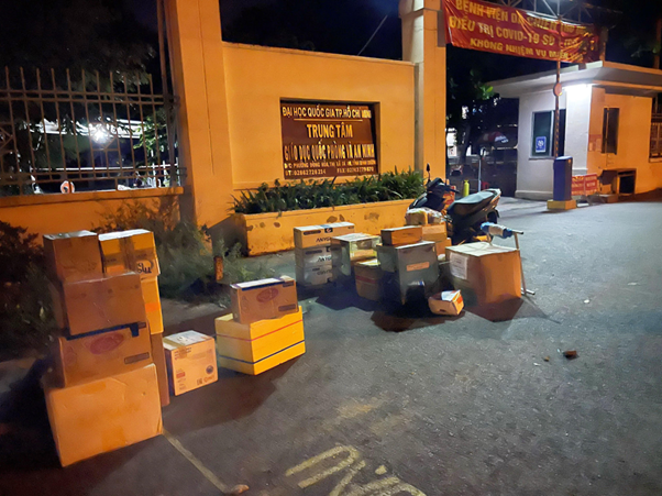 Sự tận hiến v&ocirc; h&igrave;nh của những người thợ điện TP.HCM - Ảnh 2.