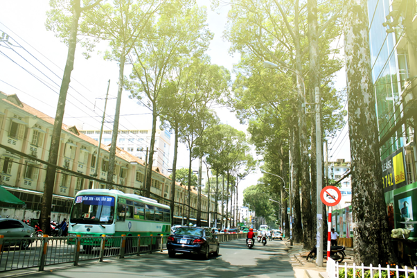 Sự tận hiến v&ocirc; h&igrave;nh của những người thợ điện TP.HCM - Ảnh 1.