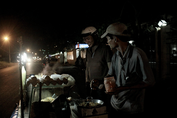 Sự tận hiến v&ocirc; h&igrave;nh của những người thợ điện TP.HCM - Ảnh 4.