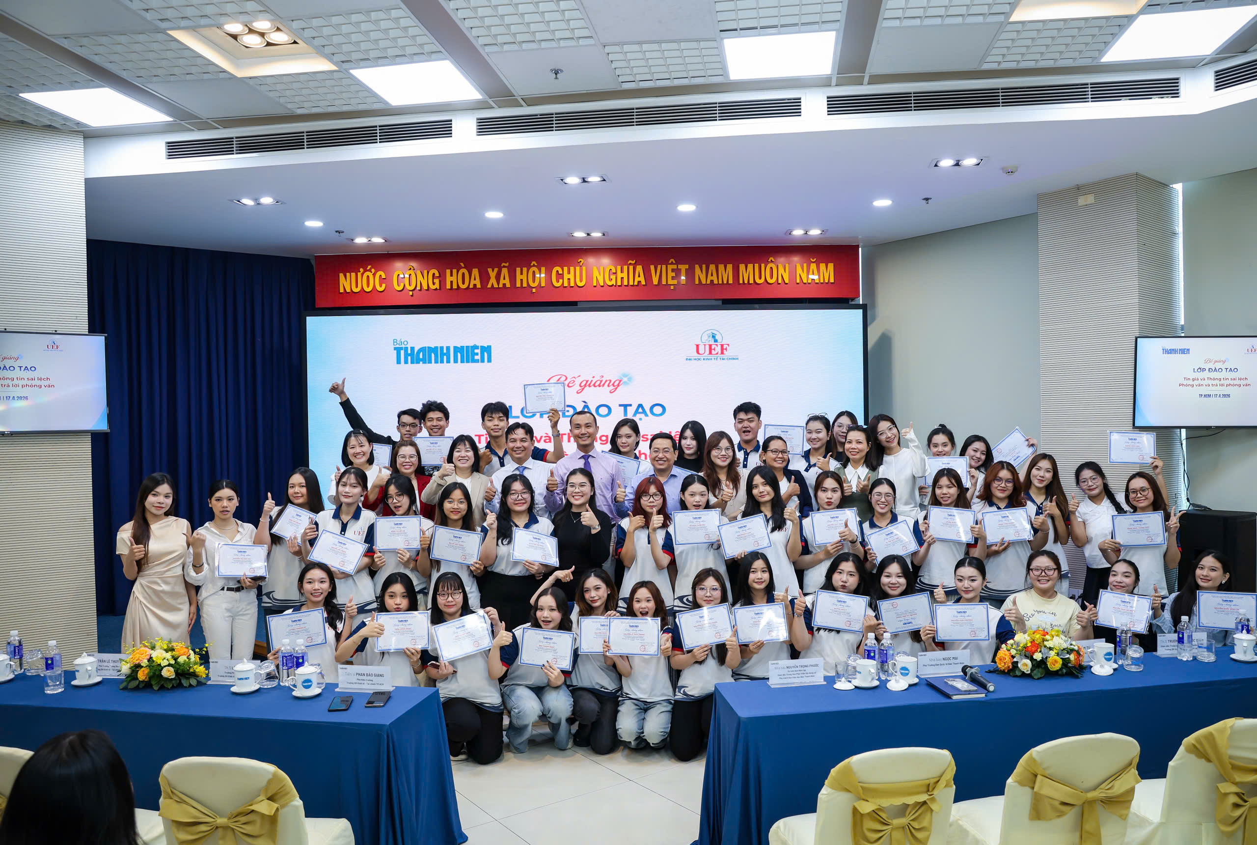 Sinh viên UEF gặp chính khách, người nổi tiếng khi học thực tế Báo Thanh Niên - Ảnh 1.