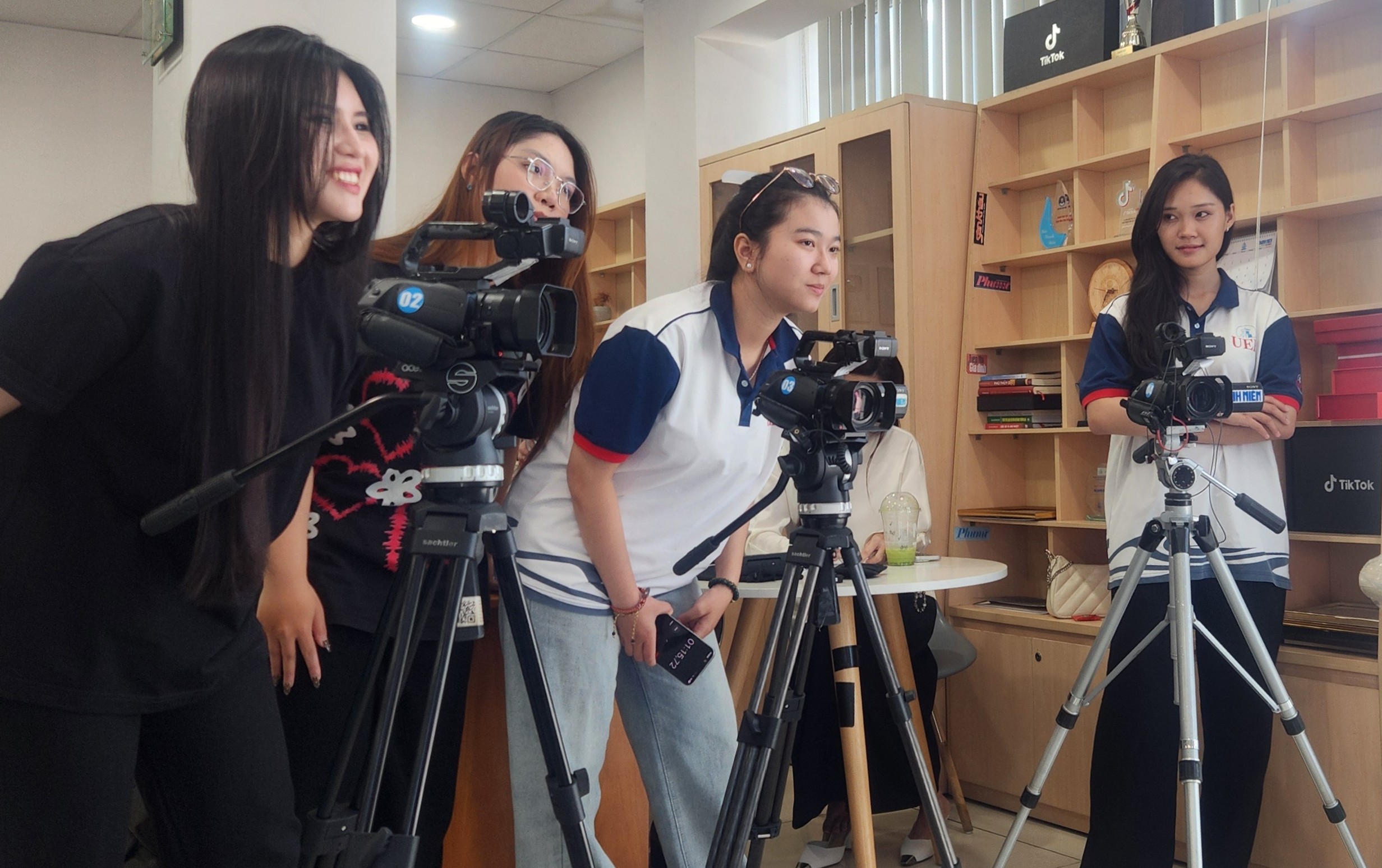 Sinh viên UEF gặp chính khách, người nổi tiếng khi học thực tế Báo Thanh Niên - Ảnh 8.