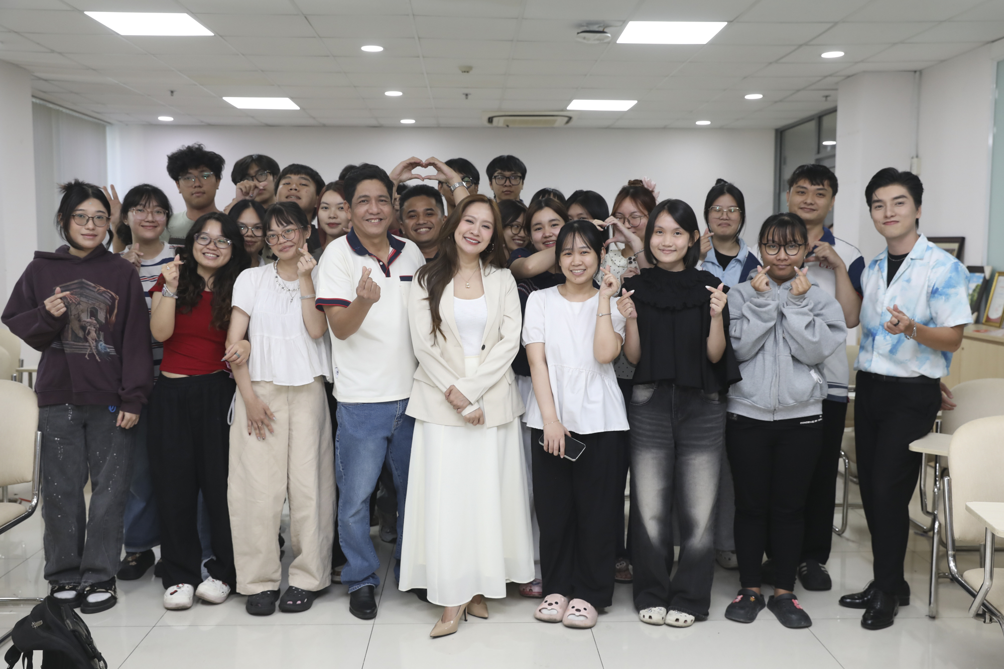 Sinh viên UEF gặp chính khách, người nổi tiếng khi học thực tế Báo Thanh Niên - Ảnh 7.