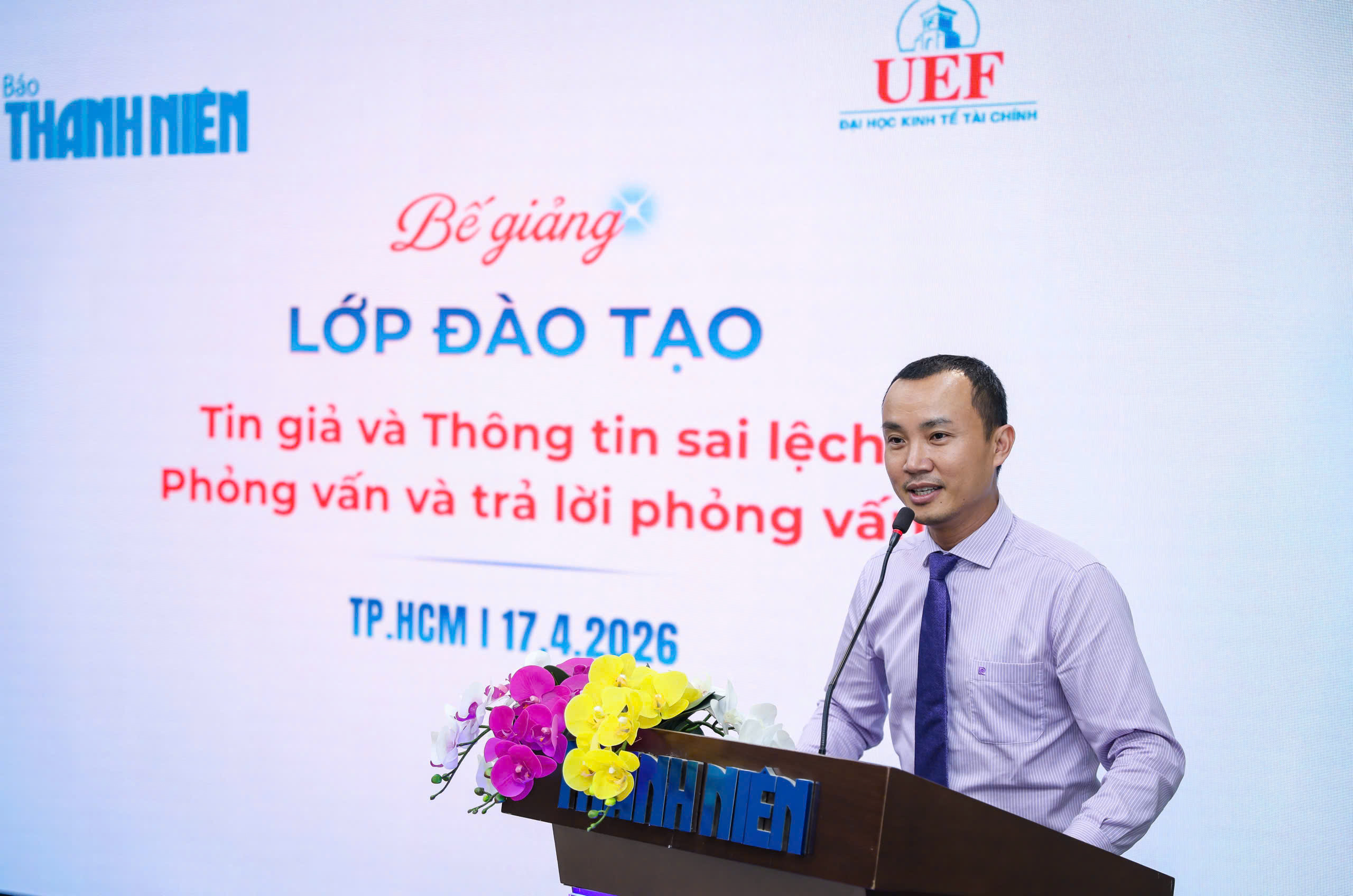 Sinh viên UEF gặp chính khách, người nổi tiếng khi học thực tế Báo Thanh Niên - Ảnh 2.