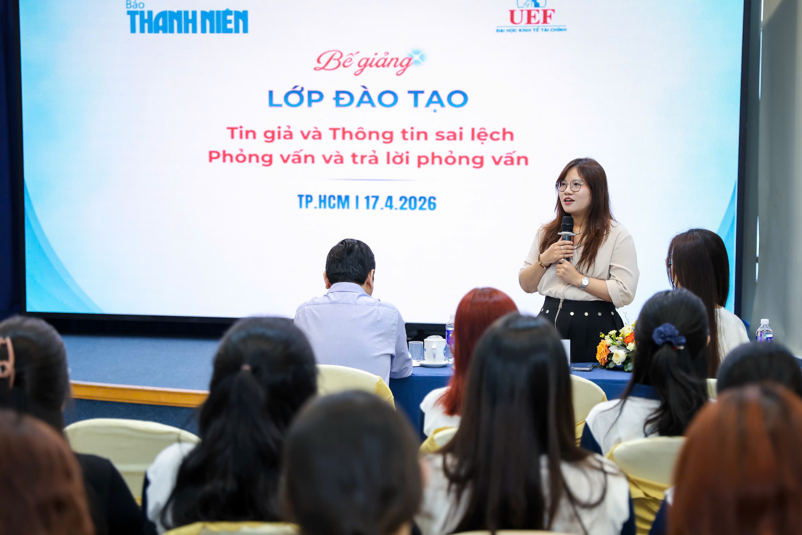 Sinh viên UEF gặp chính khách, người nổi tiếng khi học thực tế Báo Thanh Niên - Ảnh 5.