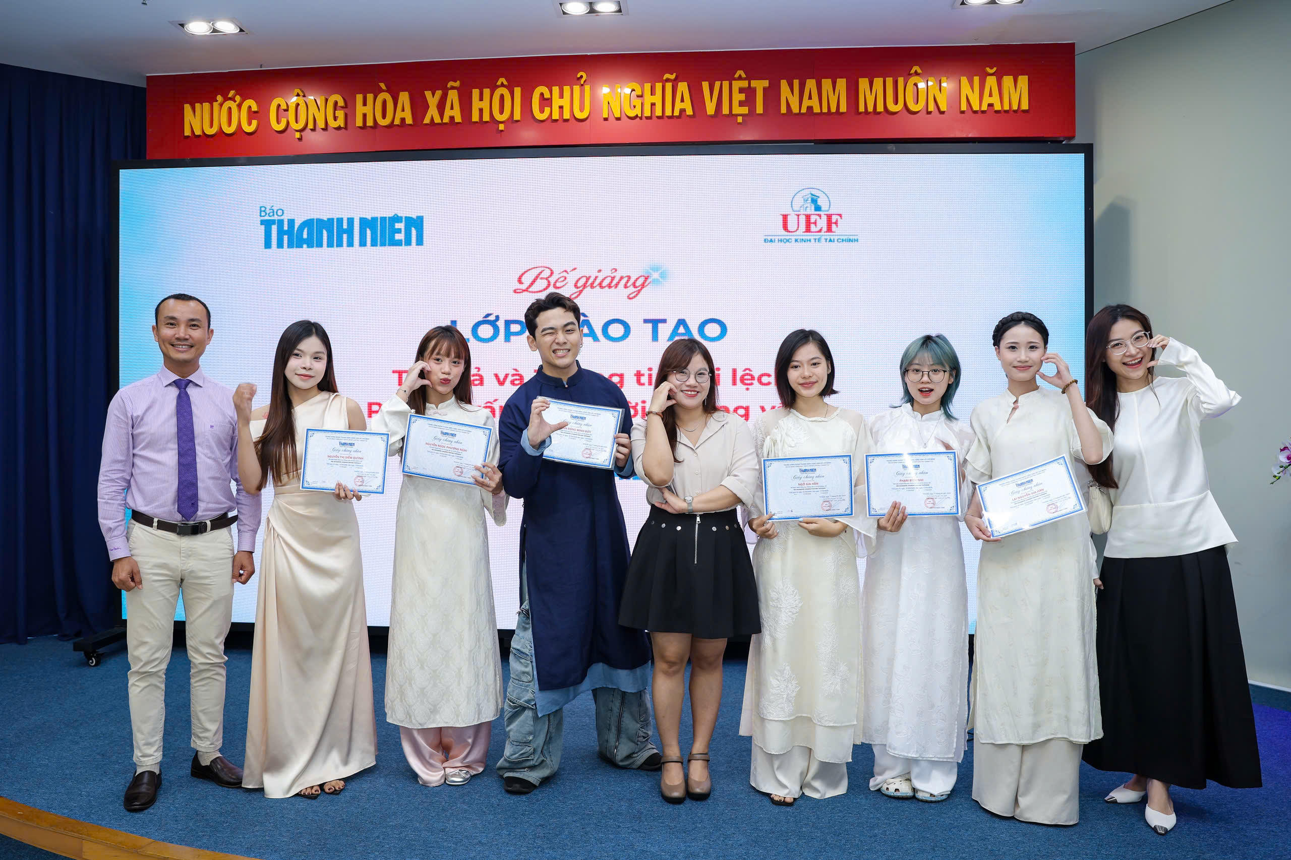 Sinh viên UEF gặp chính khách, người nổi tiếng khi học thực tế Báo Thanh Niên - Ảnh 11.