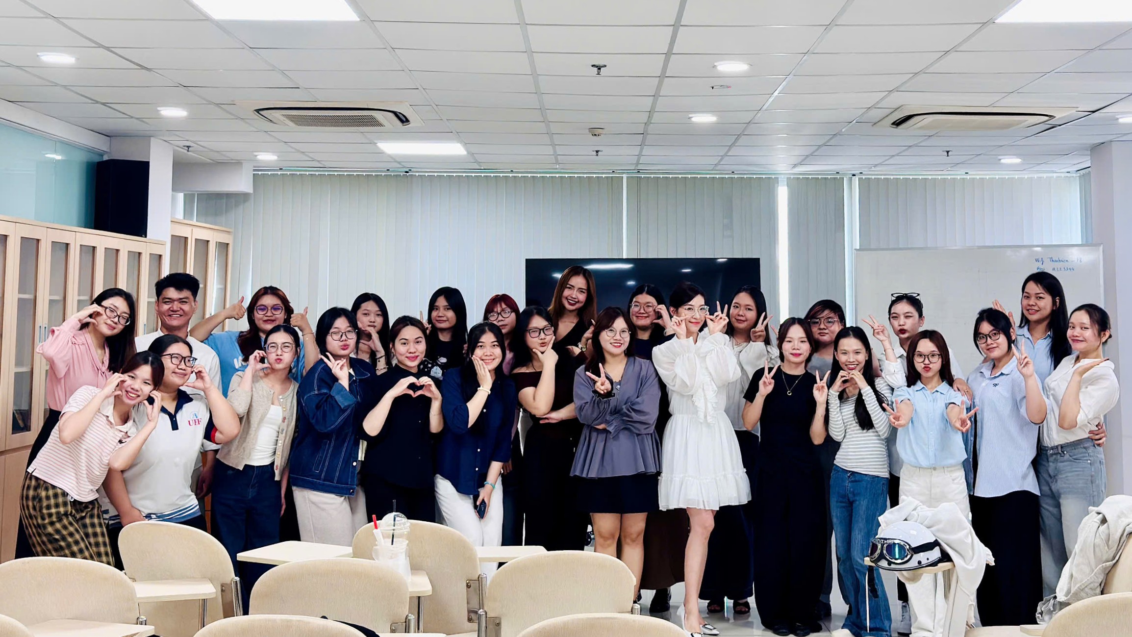 Sinh viên UEF gặp chính khách, người nổi tiếng khi học thực tế Báo Thanh Niên - Ảnh 9.