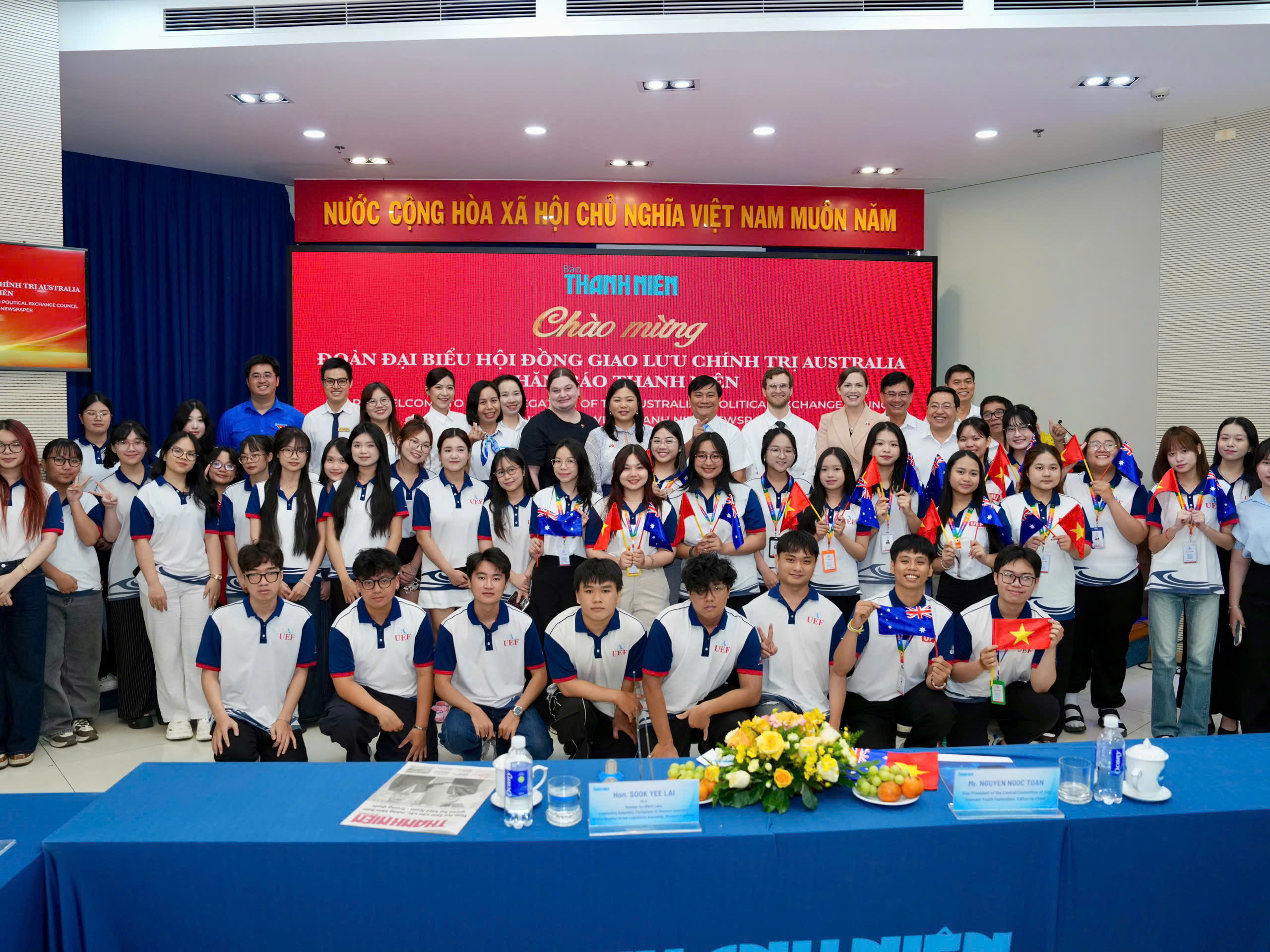 Sinh viên UEF gặp chính khách, người nổi tiếng khi học thực tế Báo Thanh Niên - Ảnh 4.