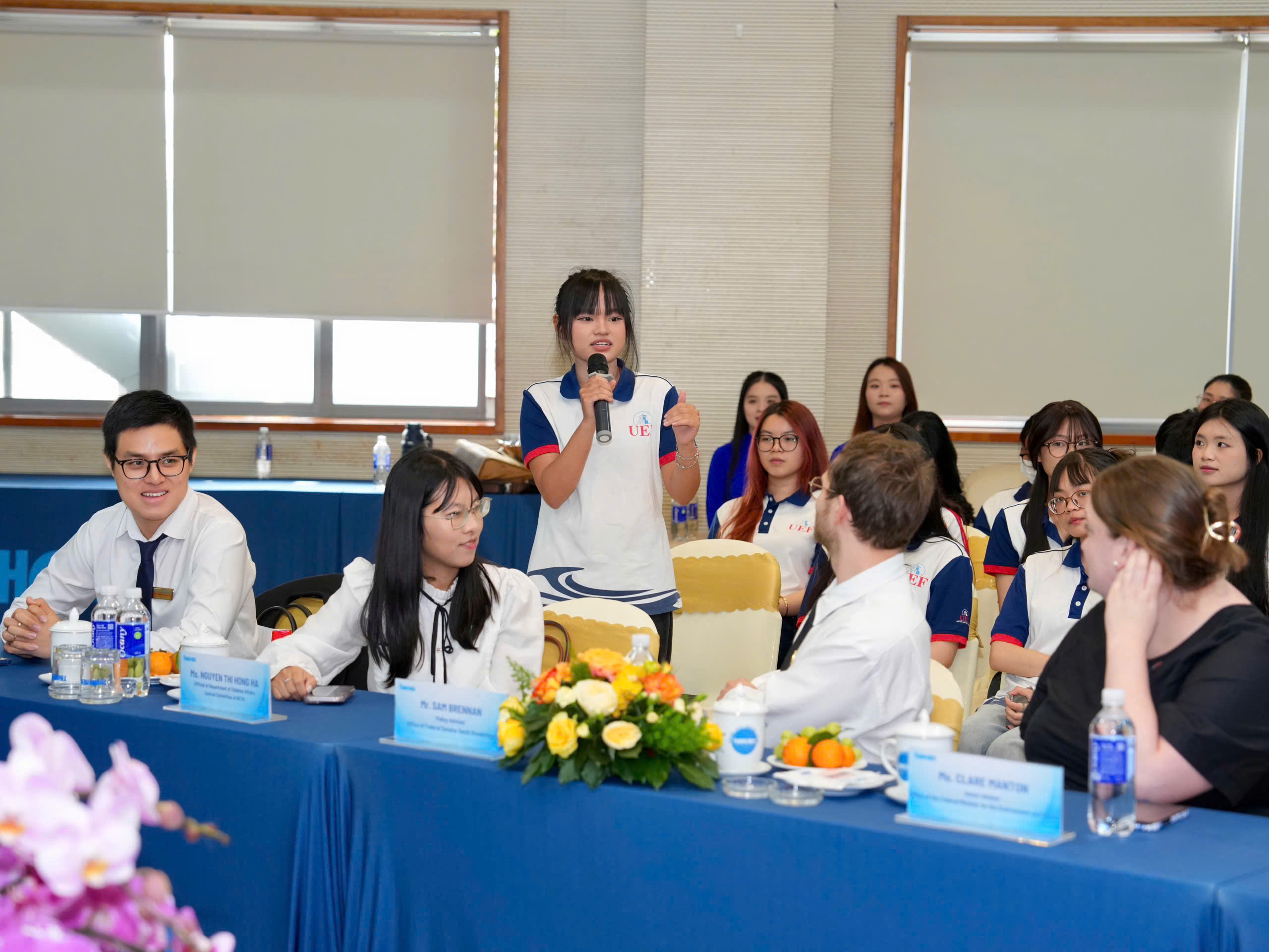 Sinh viên UEF gặp chính khách, người nổi tiếng khi học thực tế Báo Thanh Niên - Ảnh 3.