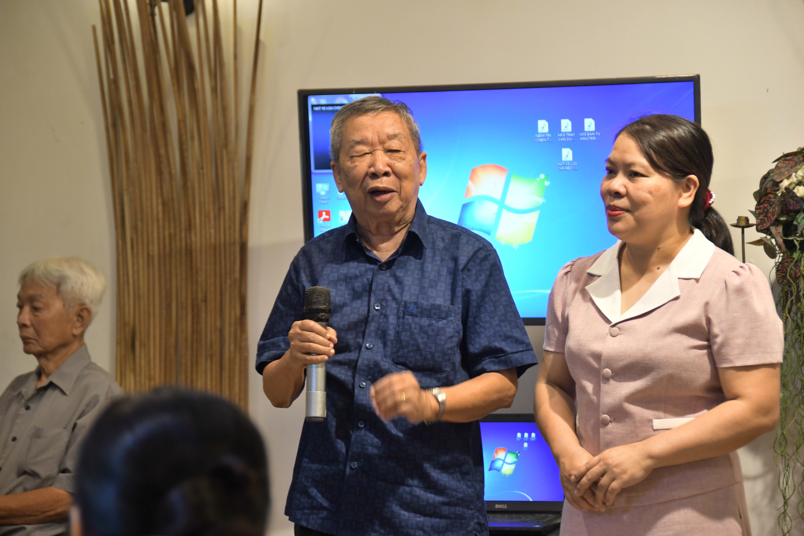 Cuộc gặp gỡ xúc động của những người bước ra từ 'địa ngục trần gian' - Ảnh 6.