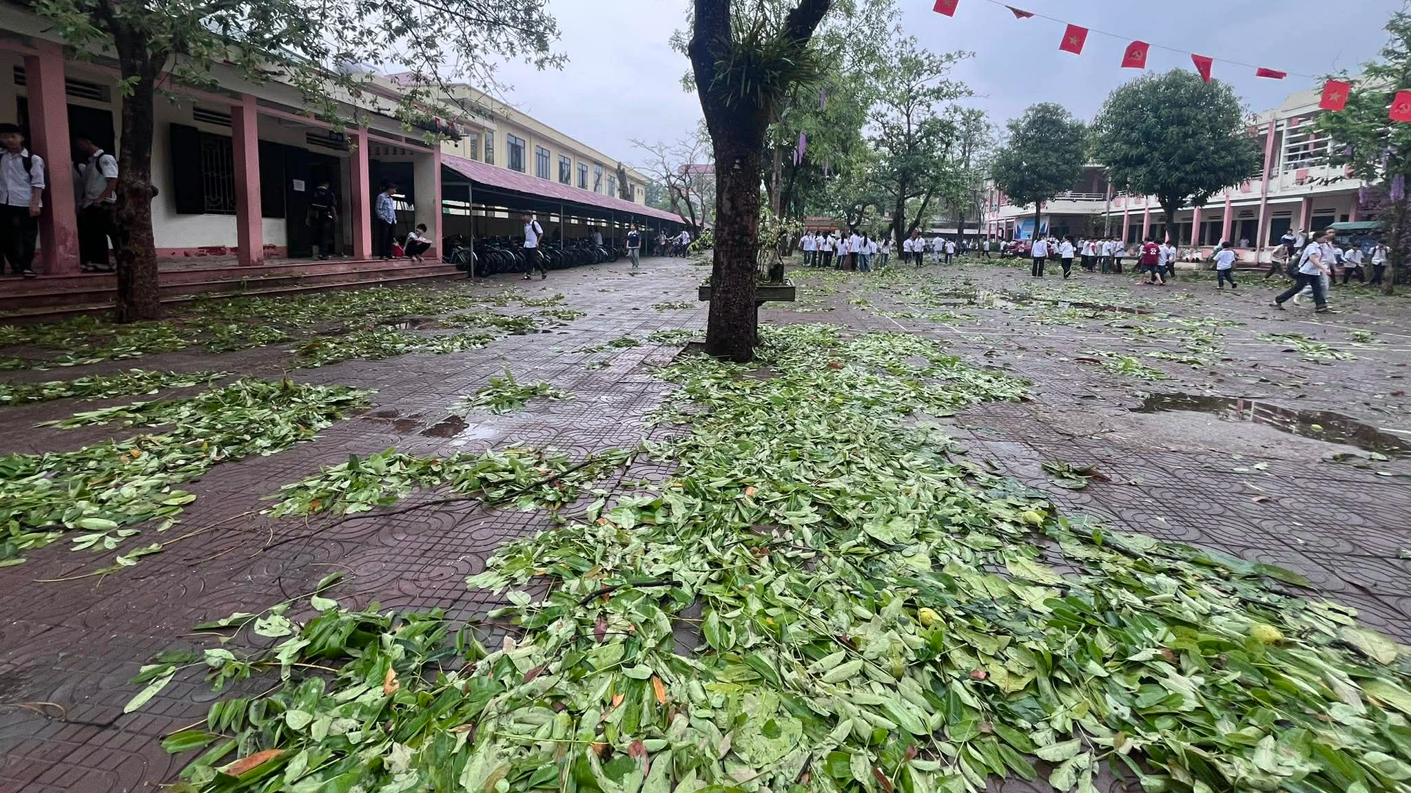  Mưa đá bất thường nhiều nơi gây hư hỏng tài sản- Ảnh 2.