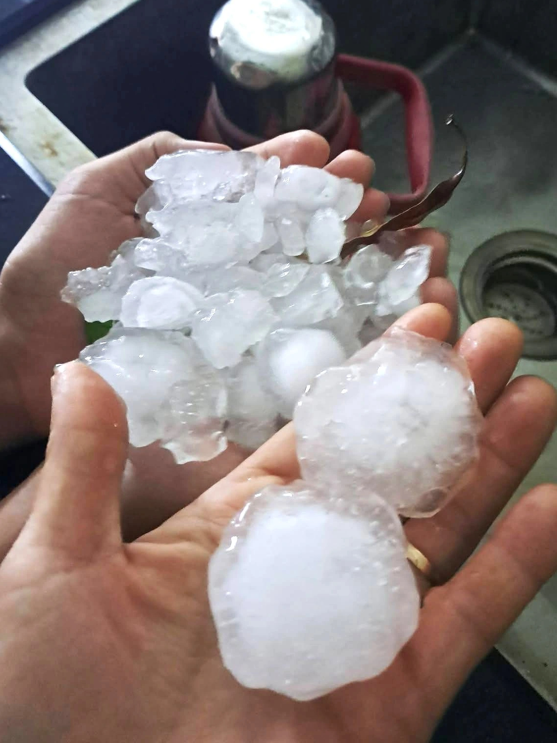  Mưa đá bất thường nhiều nơi gây hư hỏng tài sản- Ảnh 1.