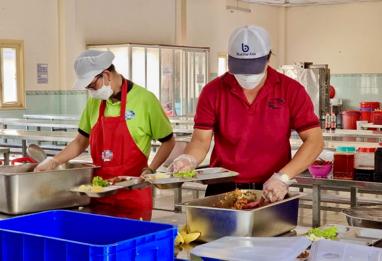 40.000 đồng/suất cơm không đủ no: Công nhân chật vật, doanh nghiệp lỗ 100 triệu đồng/tháng- Ảnh 4.