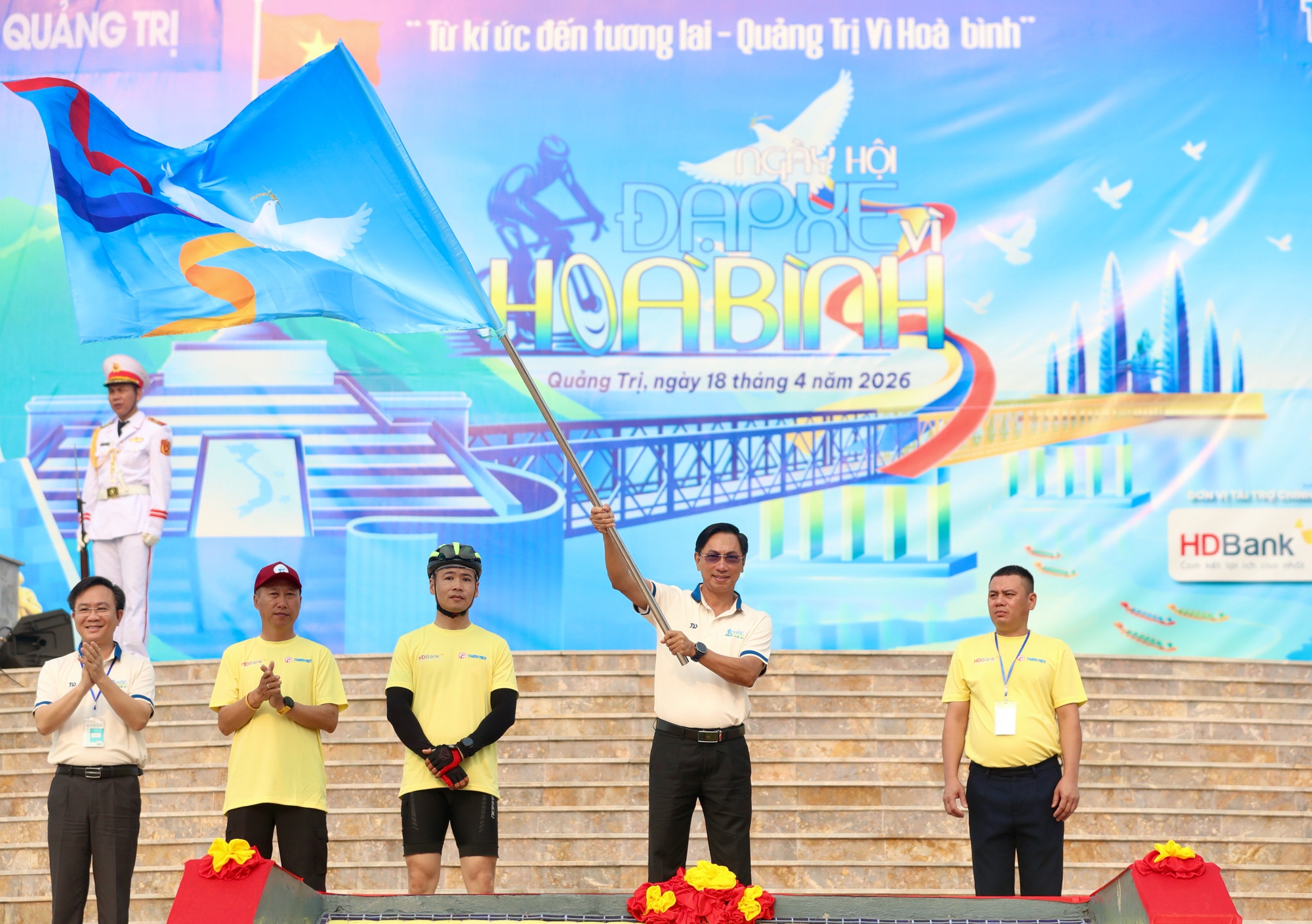 Ấn tượng h&agrave;nh tr&igrave;nh V&igrave; h&ograve;a b&igrave;nh tr&ecirc;n 'đất lửa'- Ảnh 2.