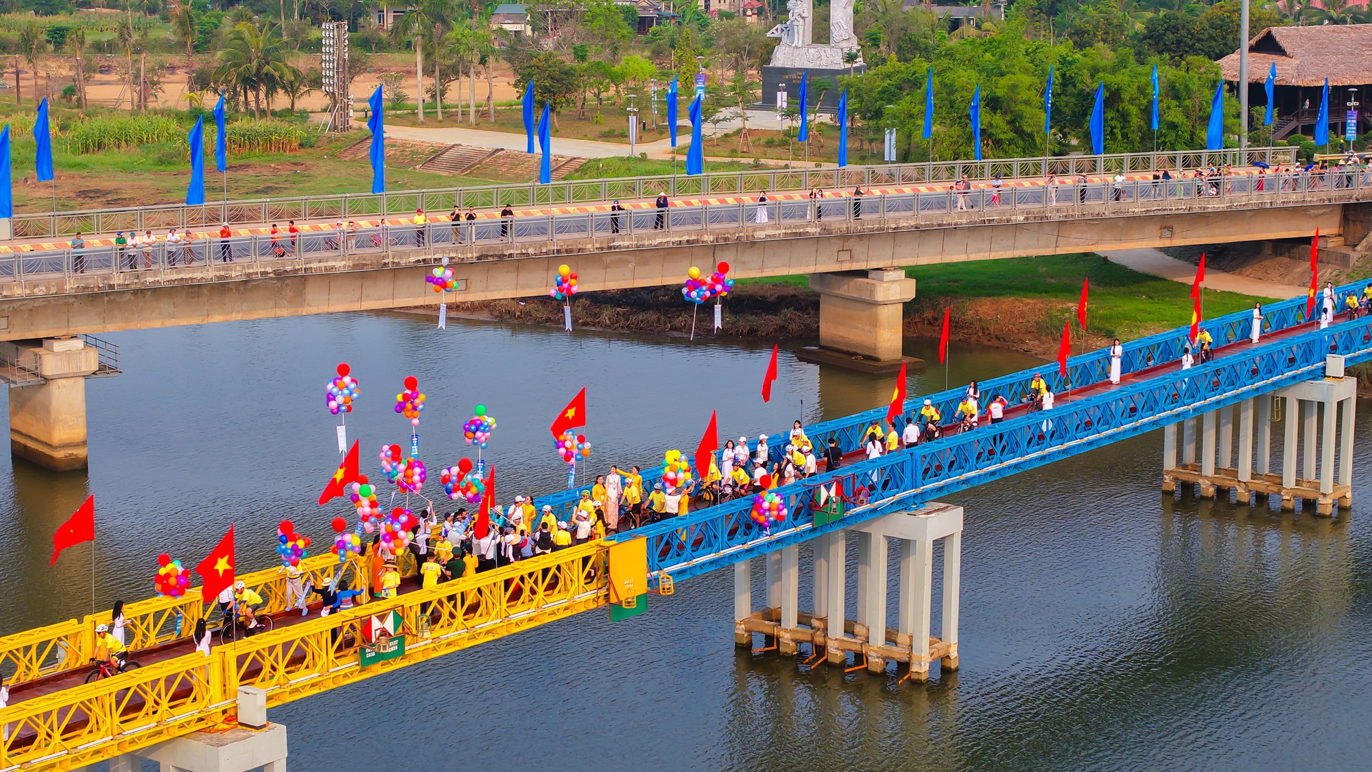 Ấn tượng h&agrave;nh tr&igrave;nh V&igrave; h&ograve;a b&igrave;nh tr&ecirc;n 'đất lửa'- Ảnh 6.