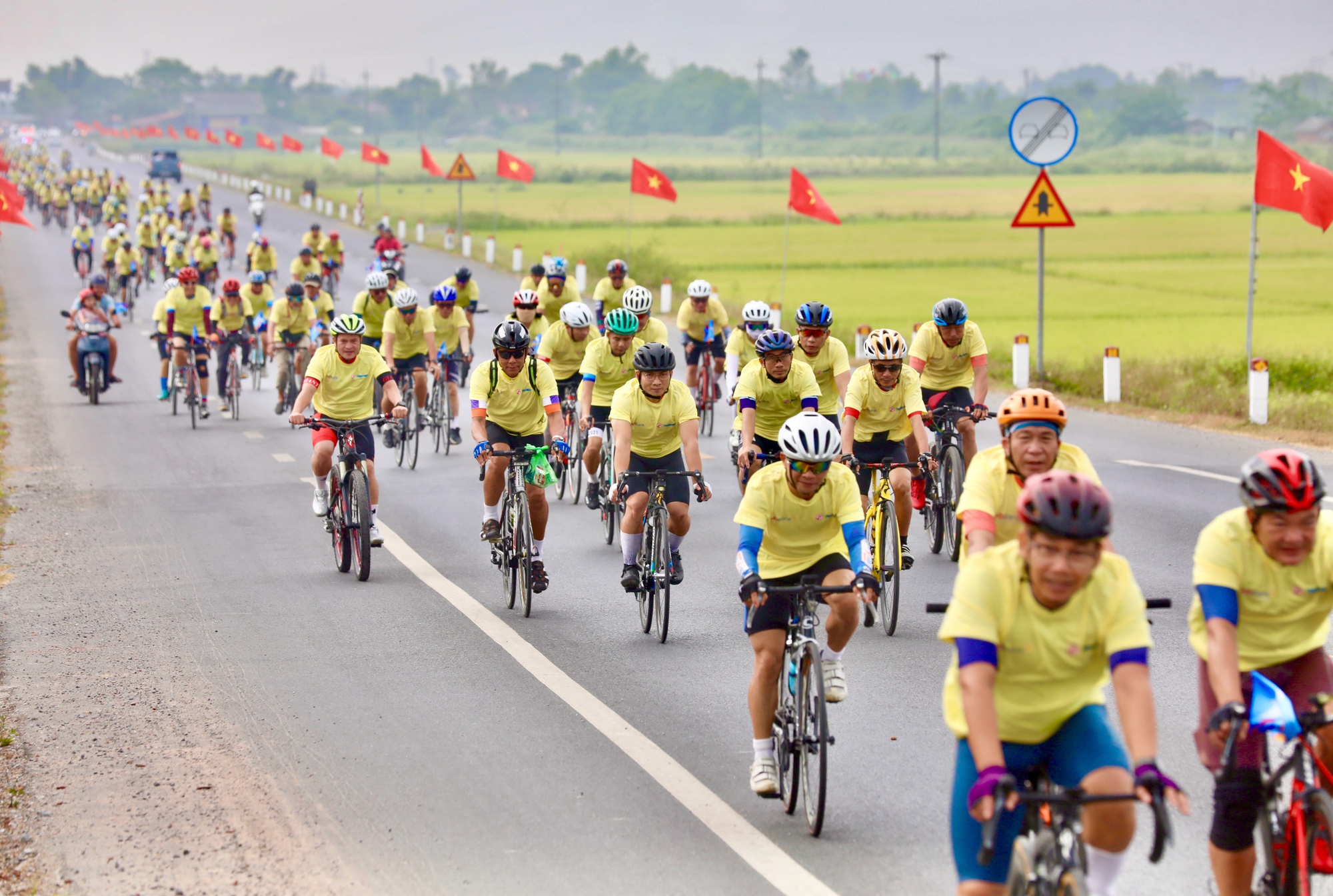 Ấn tượng h&agrave;nh tr&igrave;nh V&igrave; h&ograve;a b&igrave;nh tr&ecirc;n 'đất lửa'- Ảnh 10.