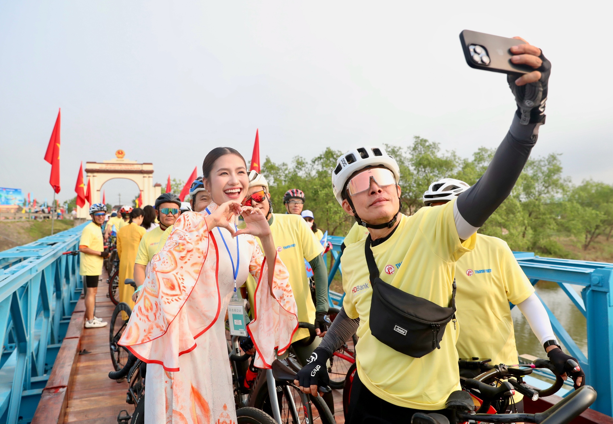 Ấn tượng h&agrave;nh tr&igrave;nh V&igrave; h&ograve;a b&igrave;nh tr&ecirc;n 'đất lửa'- Ảnh 11.