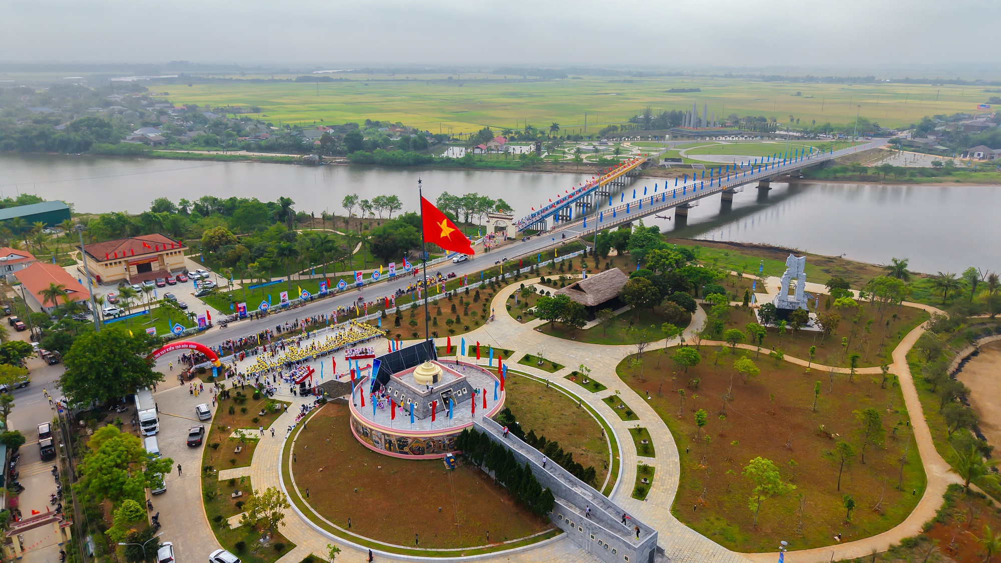 Ấn tượng h&agrave;nh tr&igrave;nh V&igrave; h&ograve;a b&igrave;nh tr&ecirc;n 'đất lửa'- Ảnh 15.